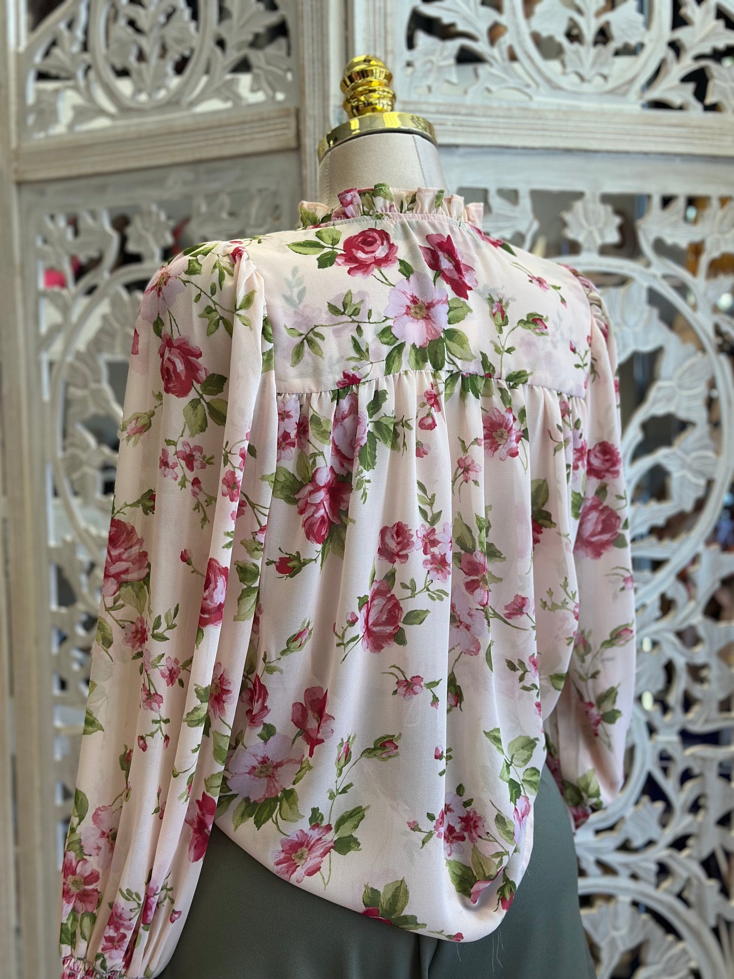Rose Floral Floral Blouse - Estira Poco , Slightly Stretchy