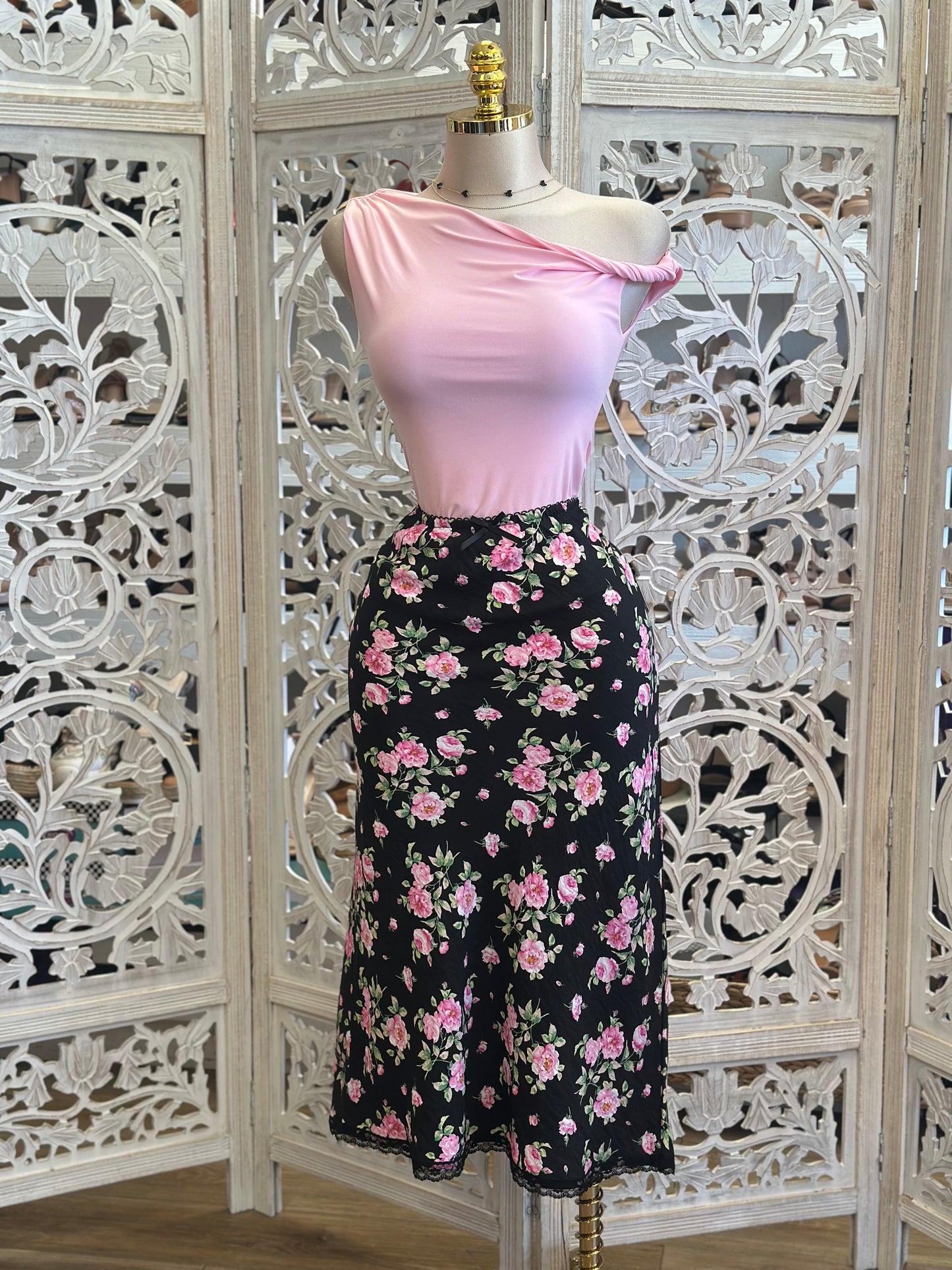 Laura Black Floral Midi Skirt- No Stretchy , No Estira