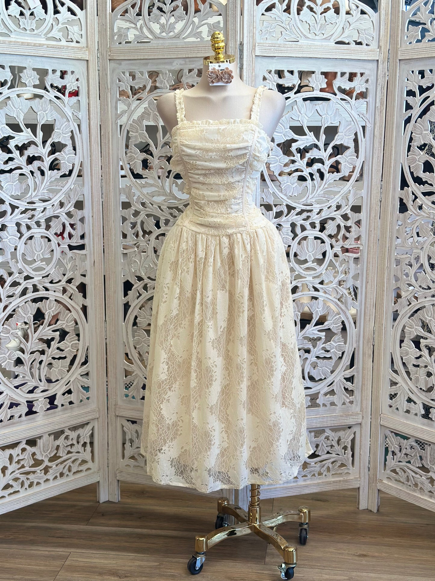 Cream Square Neck Lace Midi Dress - no Estira, no Stretchy