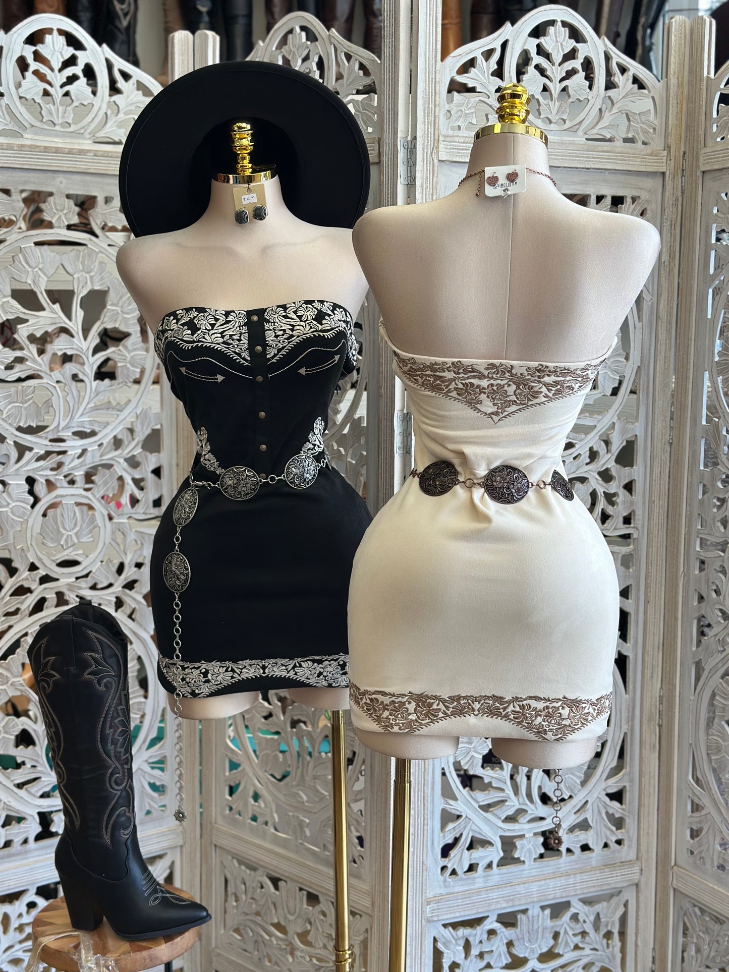 Western Embroidered Dress- Stretchy, stretches a littleEstira poco