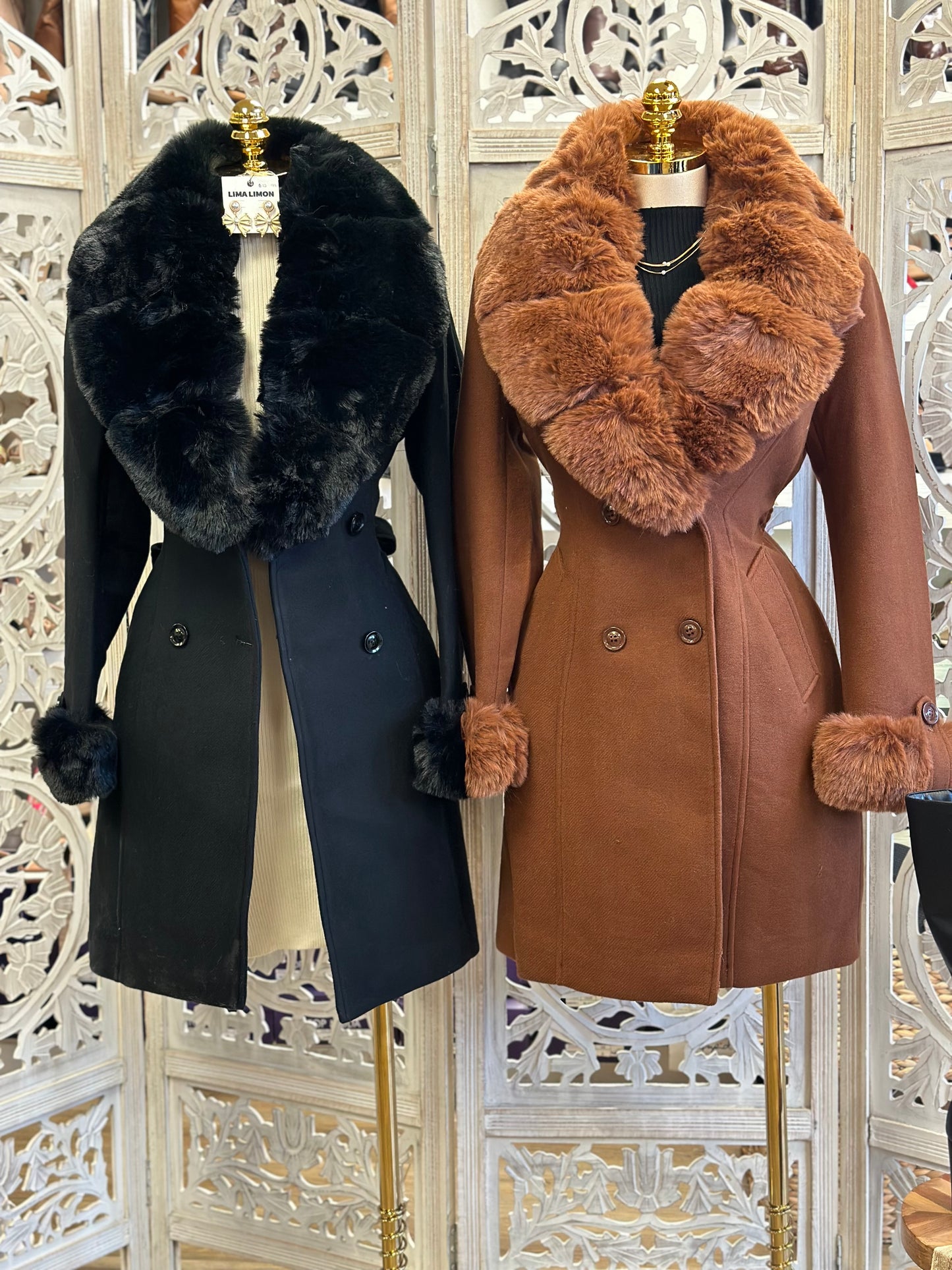 Fur Lined Button Coat- Not Stretchy, No Estira pero viene a su talla