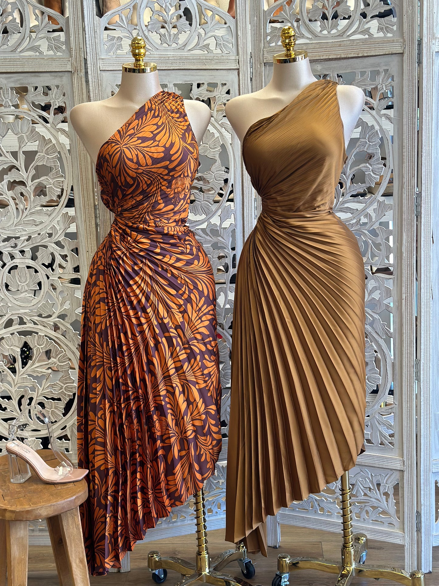 Patterned Pleated Cutout Dress- Slightly Stretchy, Estira Poco