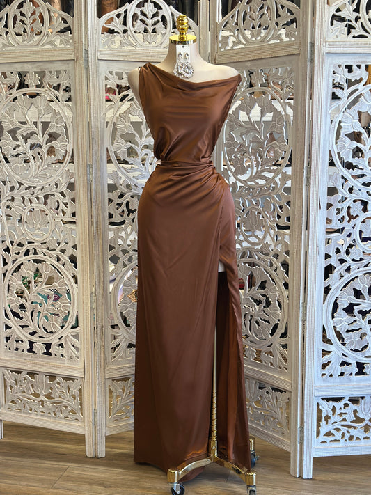 Draped Off Shoulder Brown Dress-No Estira, Not Stretchy
