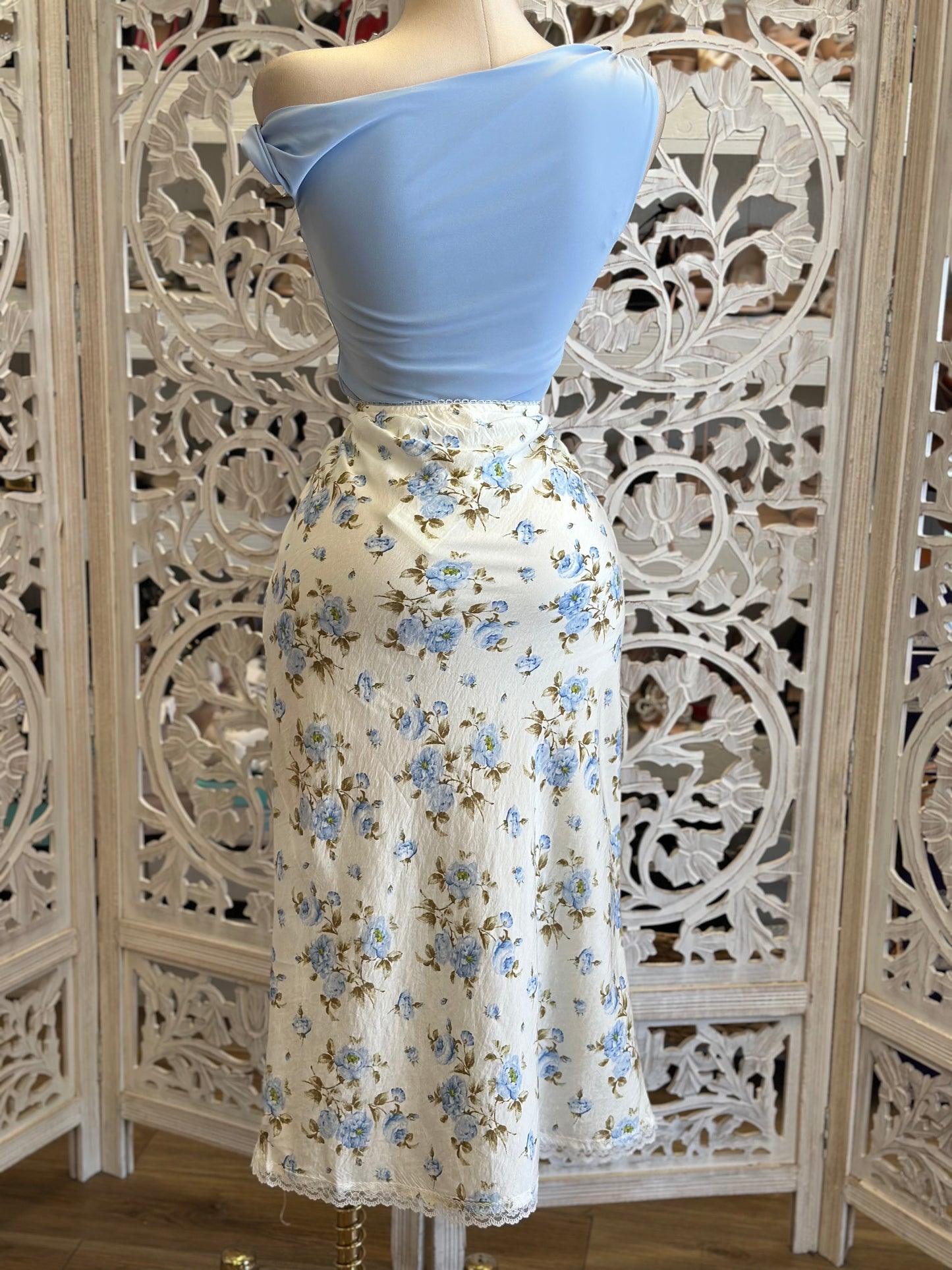 Laura Blue Floral Midi Skirt- Slightly Stretchy , Estira Poco