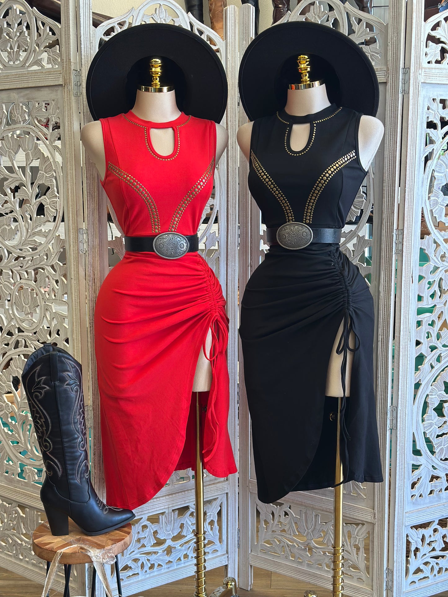 Studded Oval Neck Ruched Dress- Stretchy súper estrés
