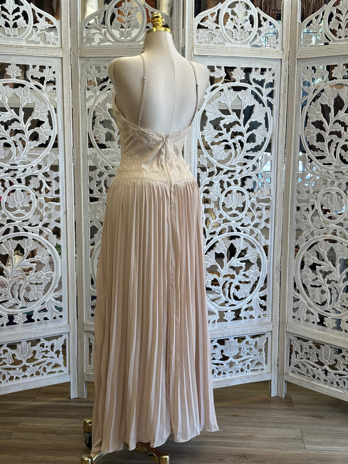 Lace Nude Pleated Dress- Slightly Stretchy, Estira Poco