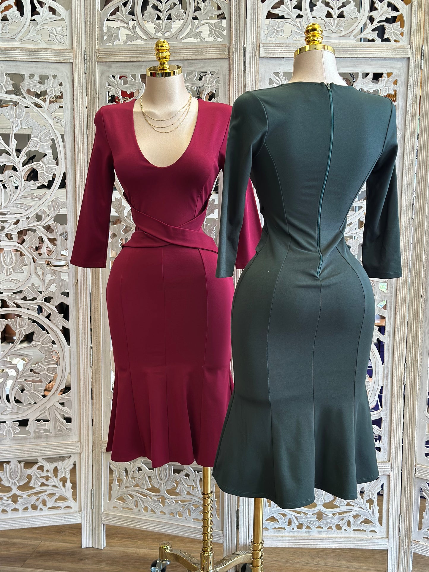 Oval Neck Half Sleeve Midi Dress-Estira Poco , Slightly Stretchy