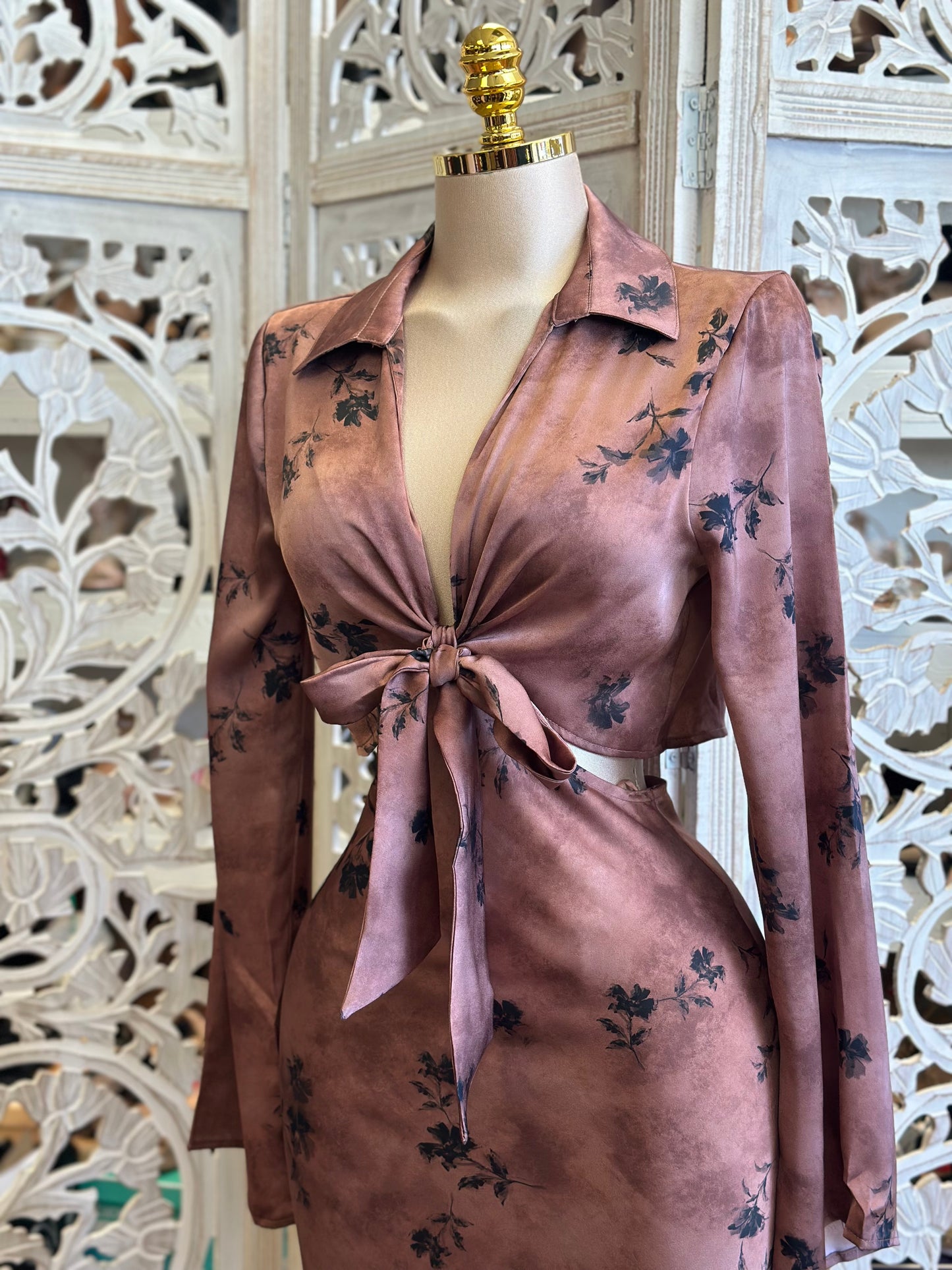 Cutout Floral Collard Dress - No Estira, Not Stretchy