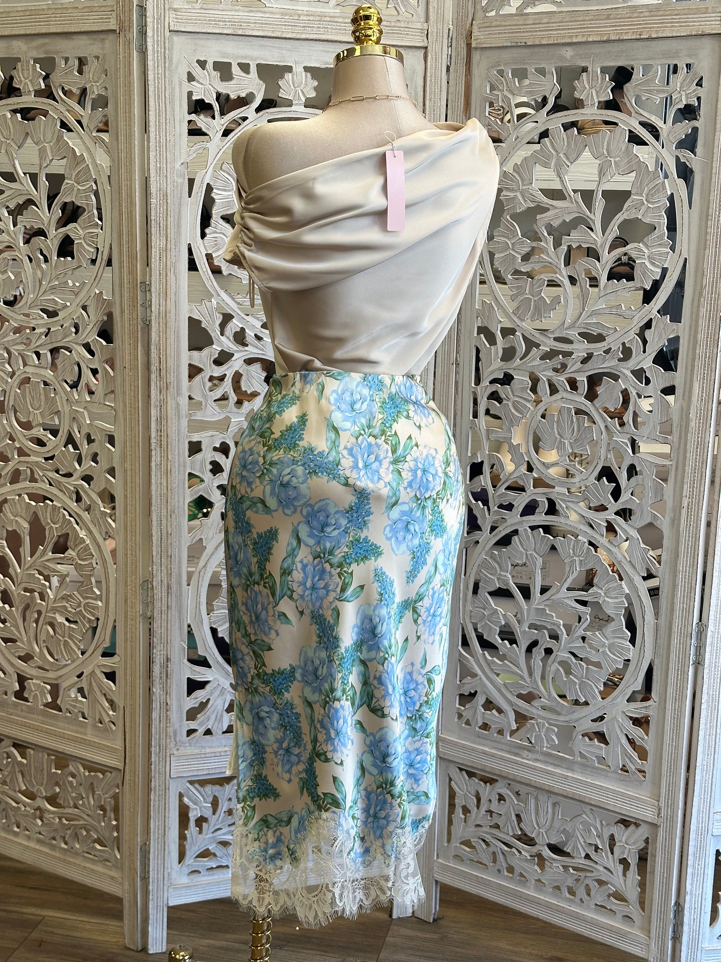 Porcelain Floral Lace Midi Skirt- No Estira , Not Stretchy