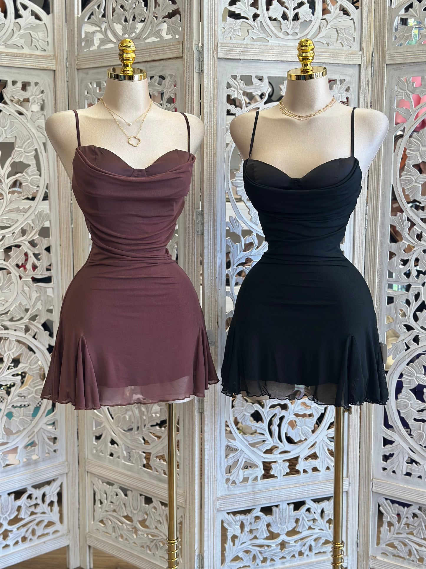 Ruffle Cami Mini Dress - Estira, Stretchy.. viene reducido..