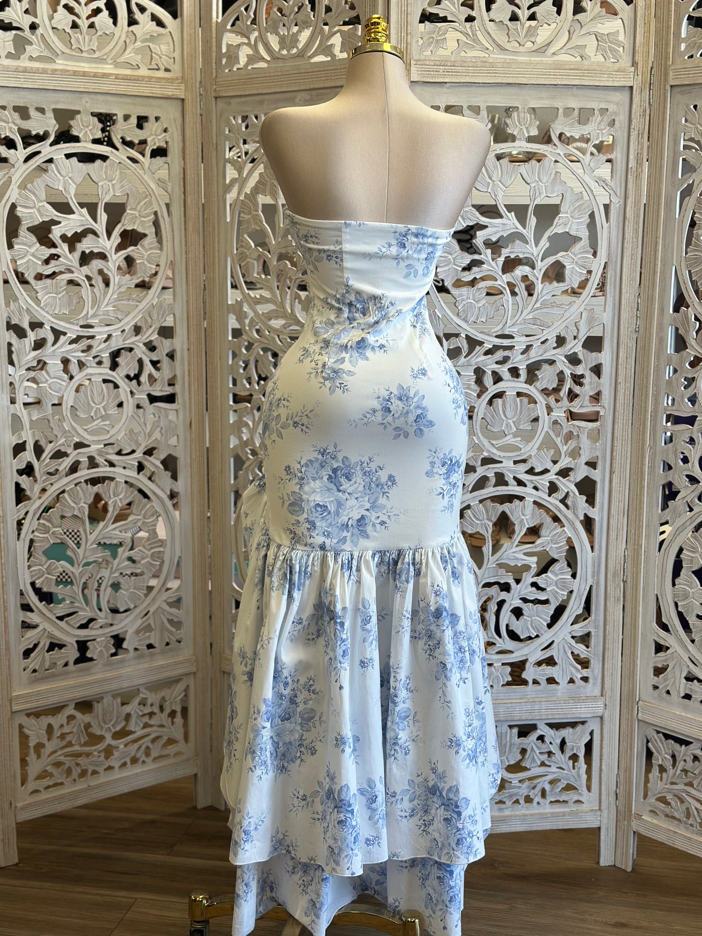 Dreamy Floral Blue Dress- Slightly Stretchy, Estira Poco