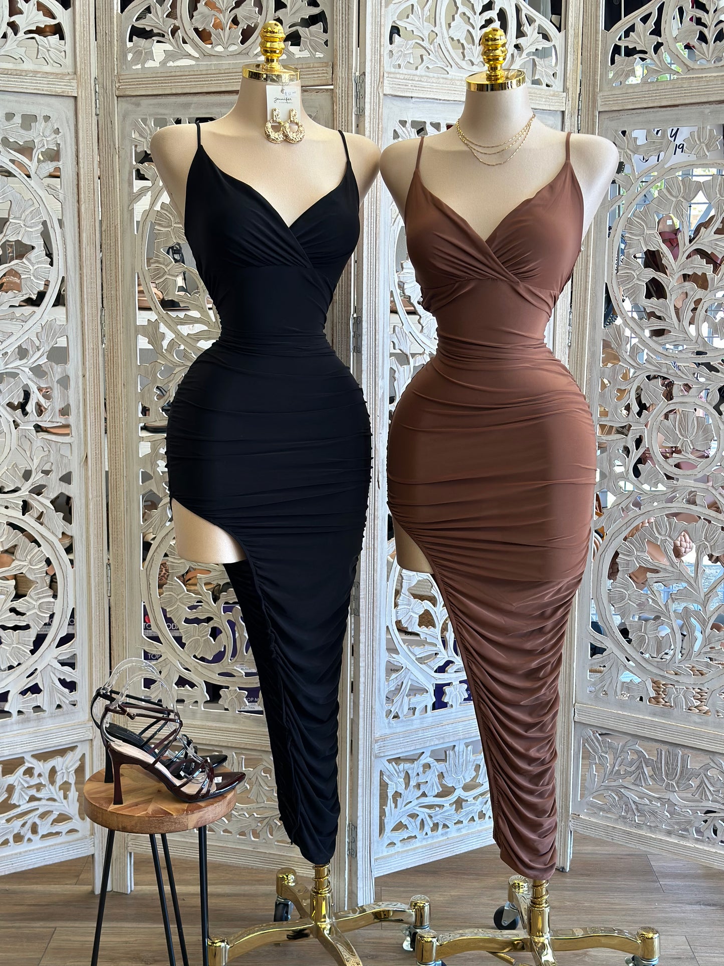 Cami Oval Slit Dress- Stretchy,Estira, material delgado.