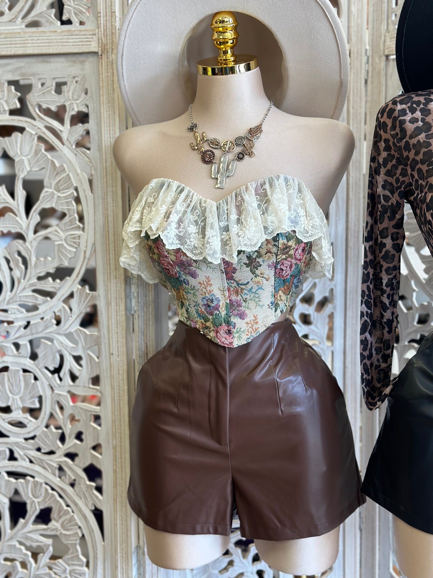 Faux Leather Shorts - Slightly Stretchy, Estira Poco