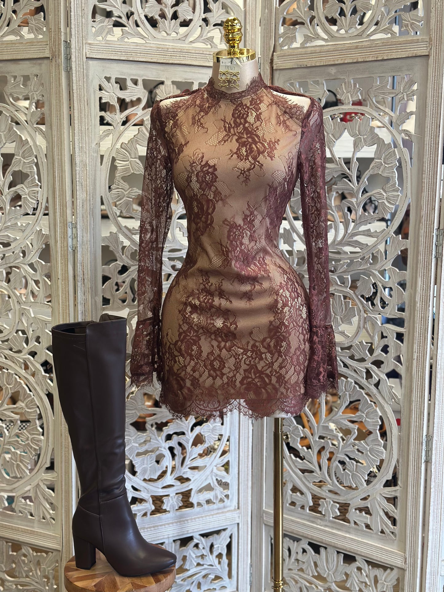Brown Nude Lace Mini Dress - No estira …  not  Stretchy SIZE UP