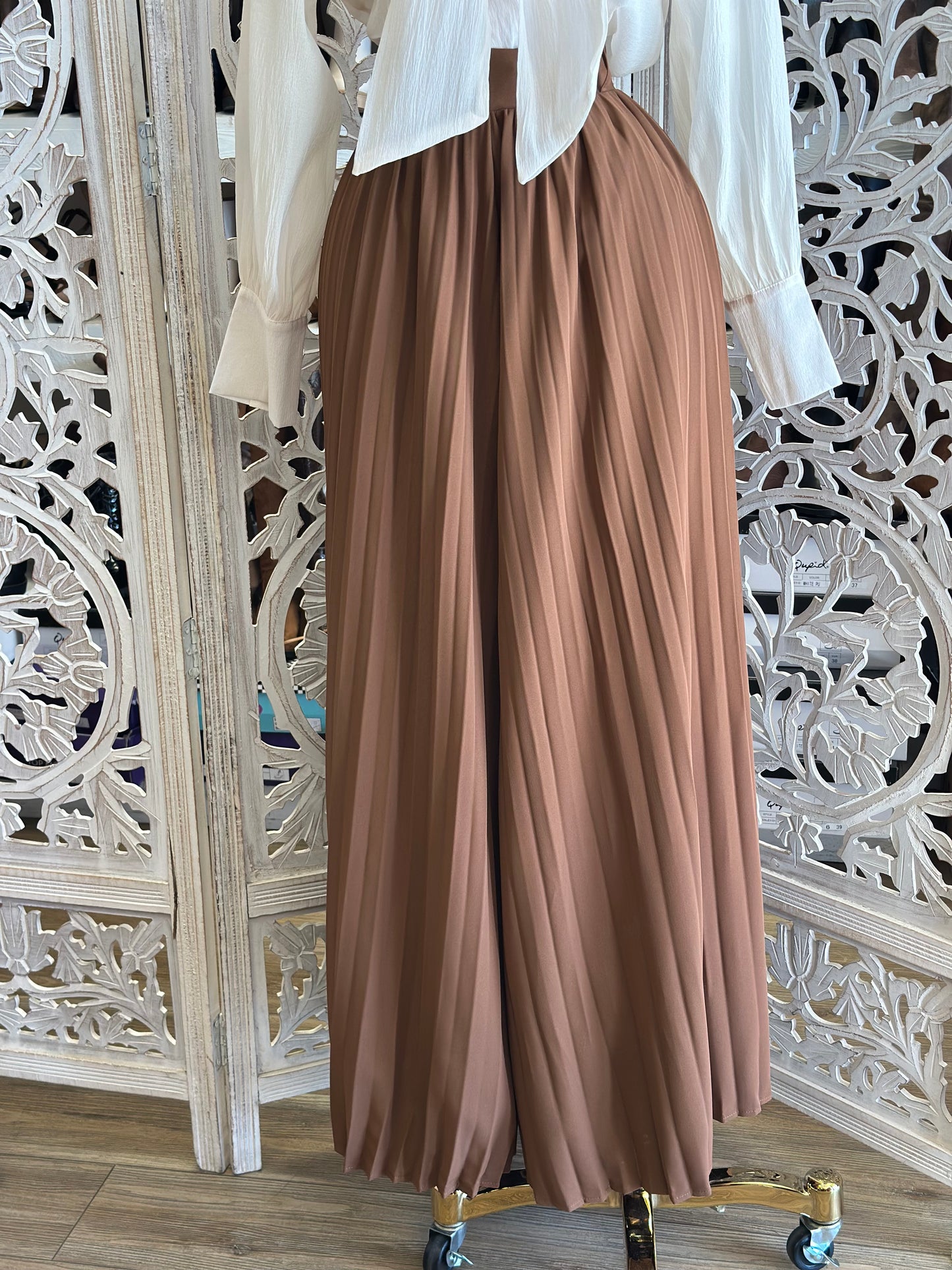 Pleated Wide Leg Pants - Estira Mucho, Very Stretchy