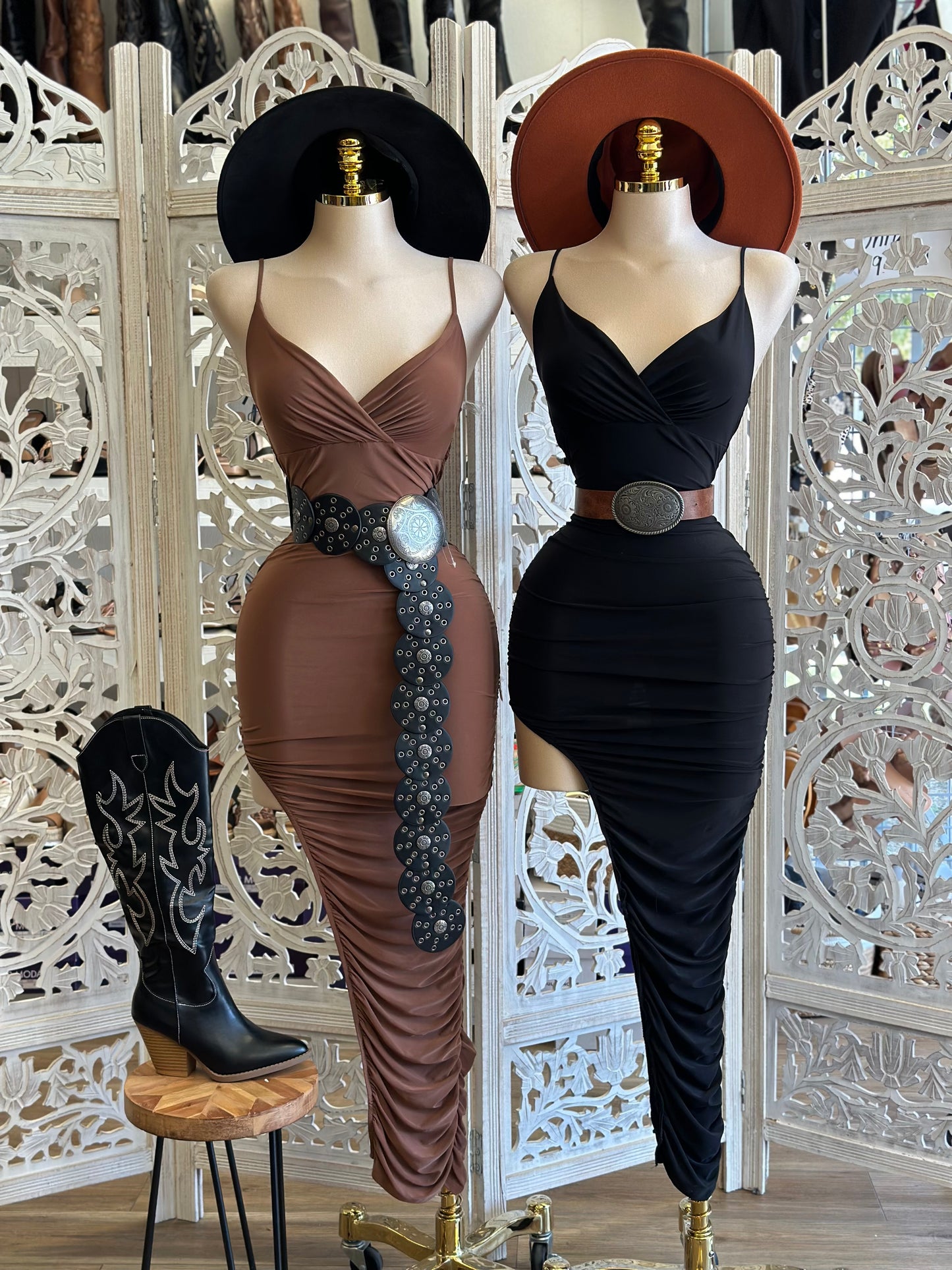 Cami Oval Slit Dress- Stretchy,Estira, material delgado.