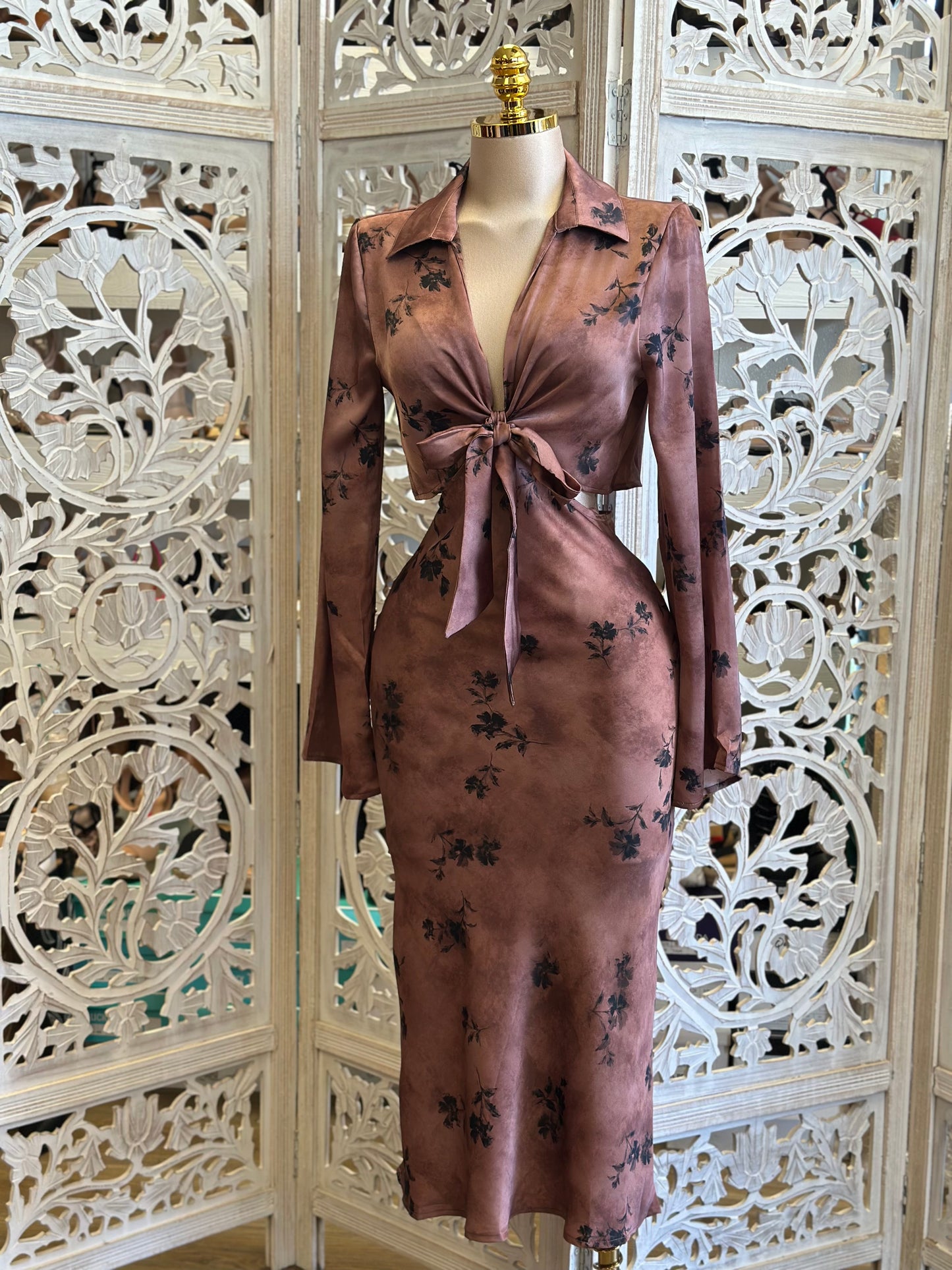 Cutout Floral Collard Dress - No Estira, Not Stretchy