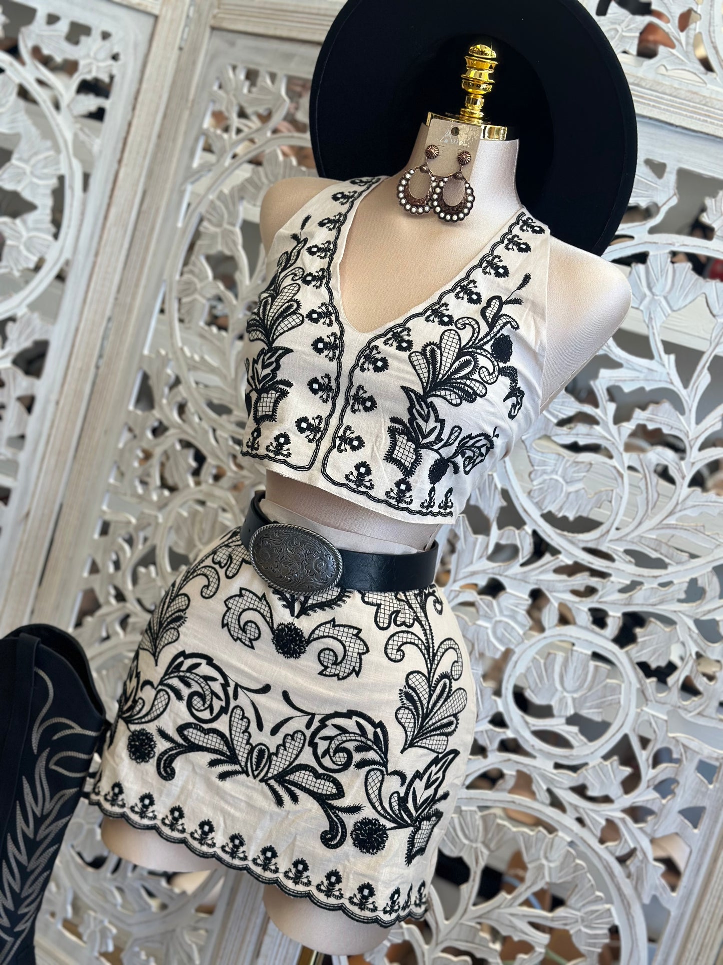 Embroidered Halter Linen Set- Not Stretchy, No Estira