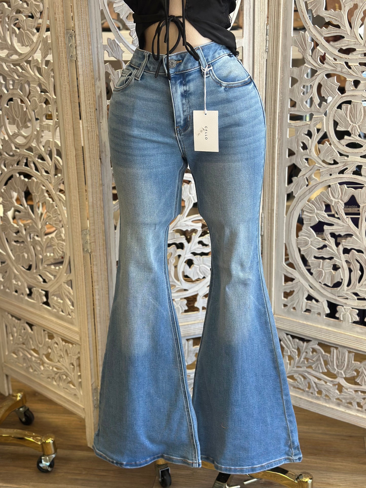 Medium Wash Flared Jeans - Stretchy, Estira