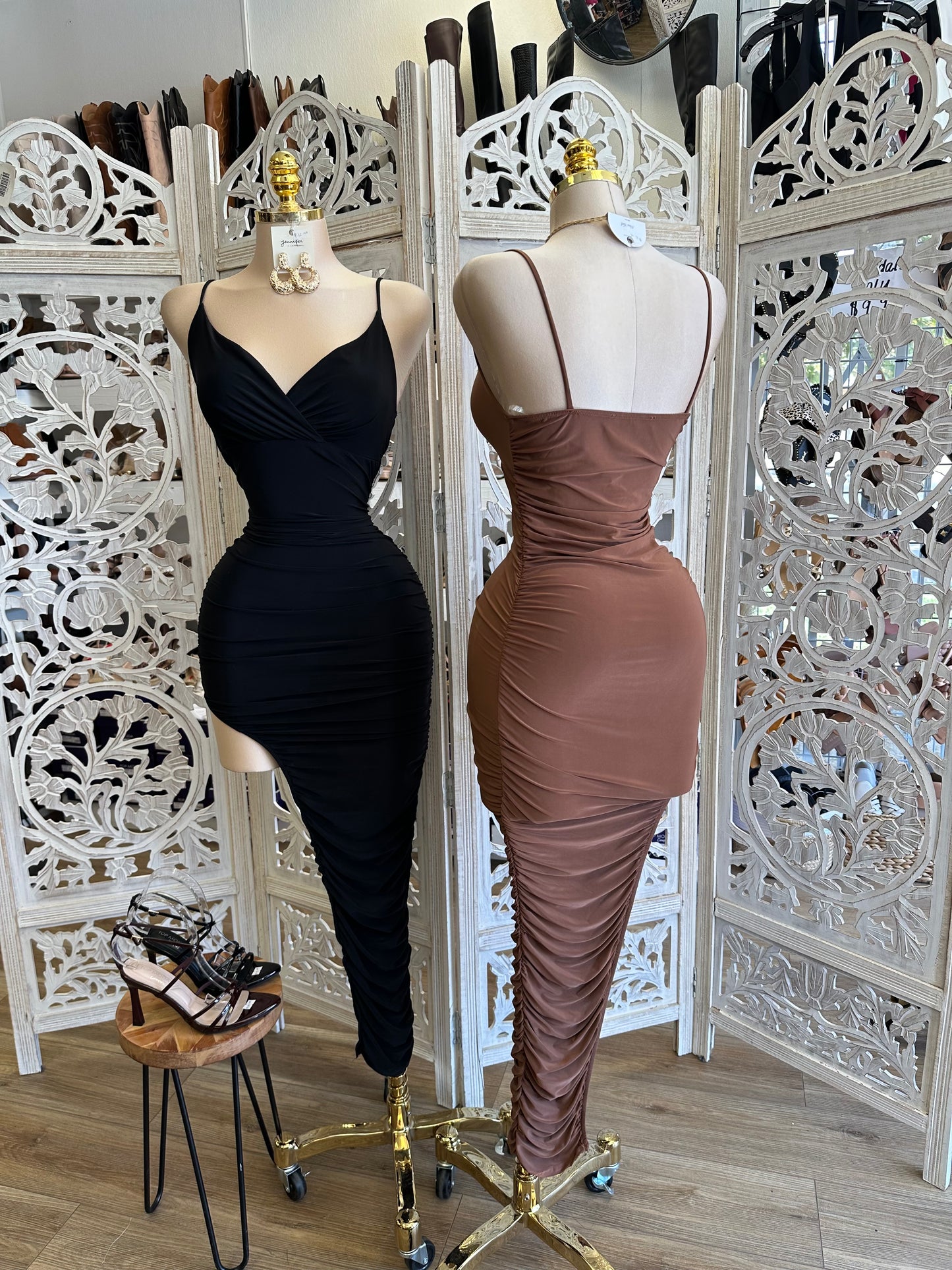 Cami Oval Slit Dress- Stretchy,Estira, material delgado.