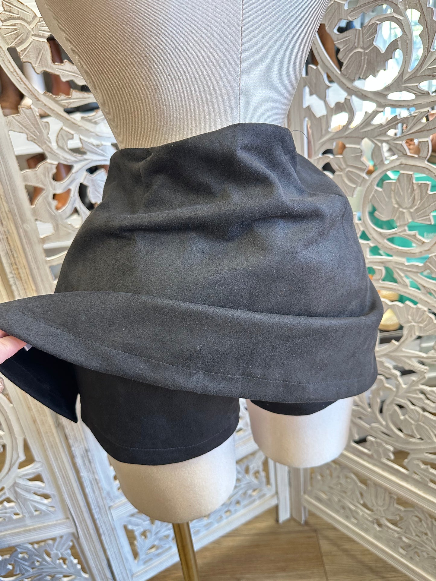 Black Studded Mini Skirt- Slightly Stretchy , Estira Poco