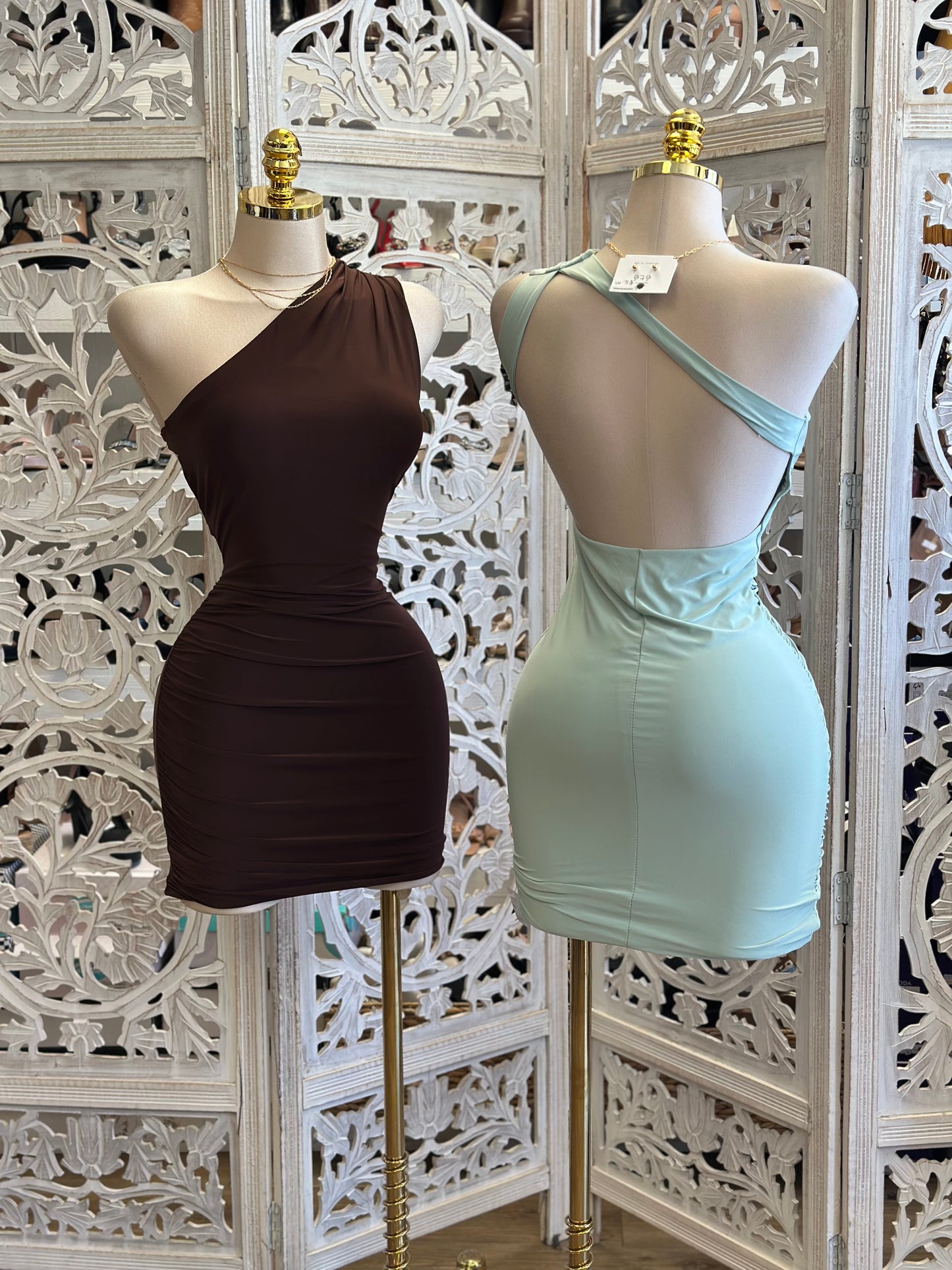 Asymmetrical Off Shoulder Mini Dress - Estira Poco, Slightly Stretchy