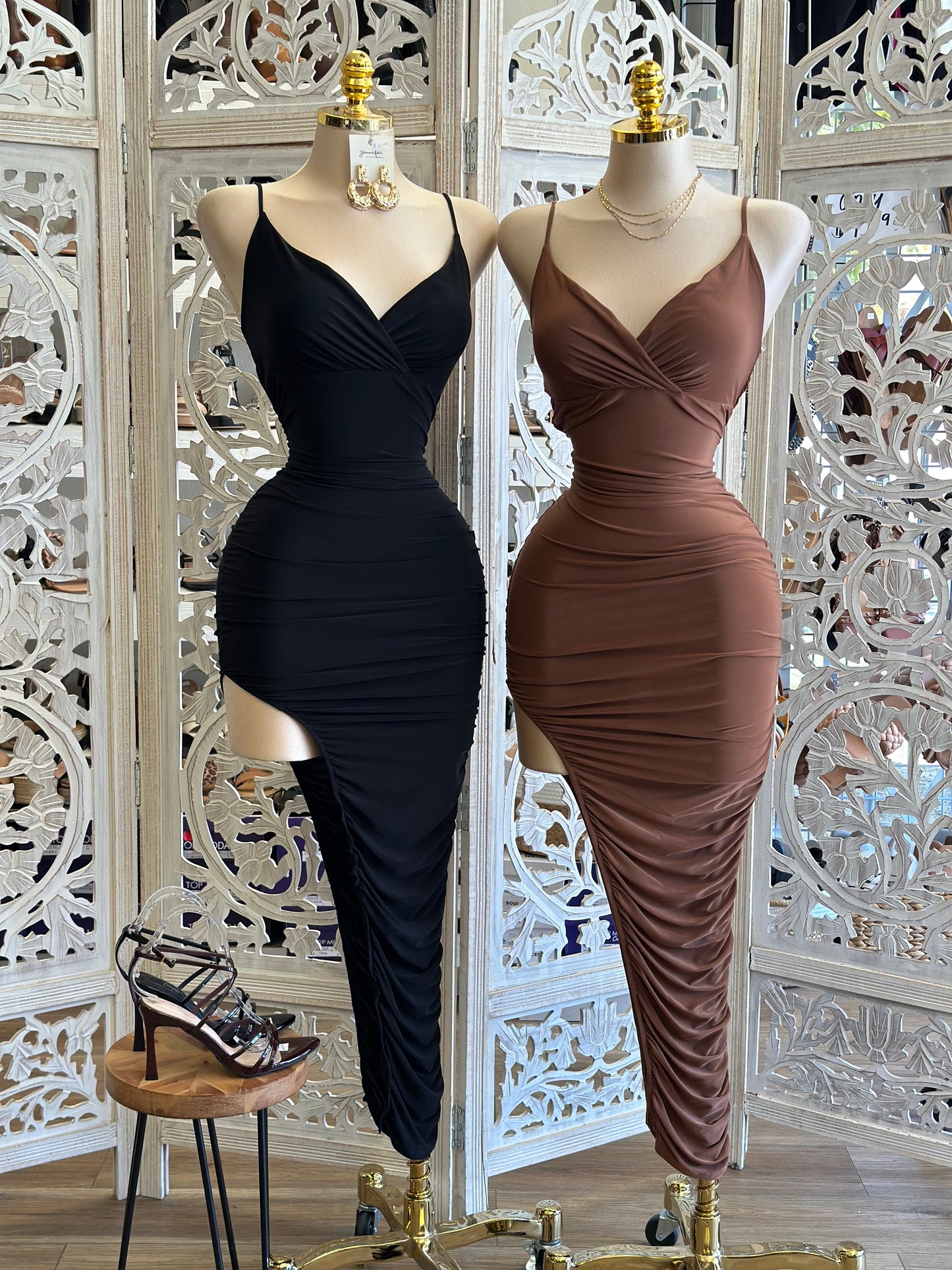 Cami Oval Slit Dress- Stretchy,Estira, material delgado.