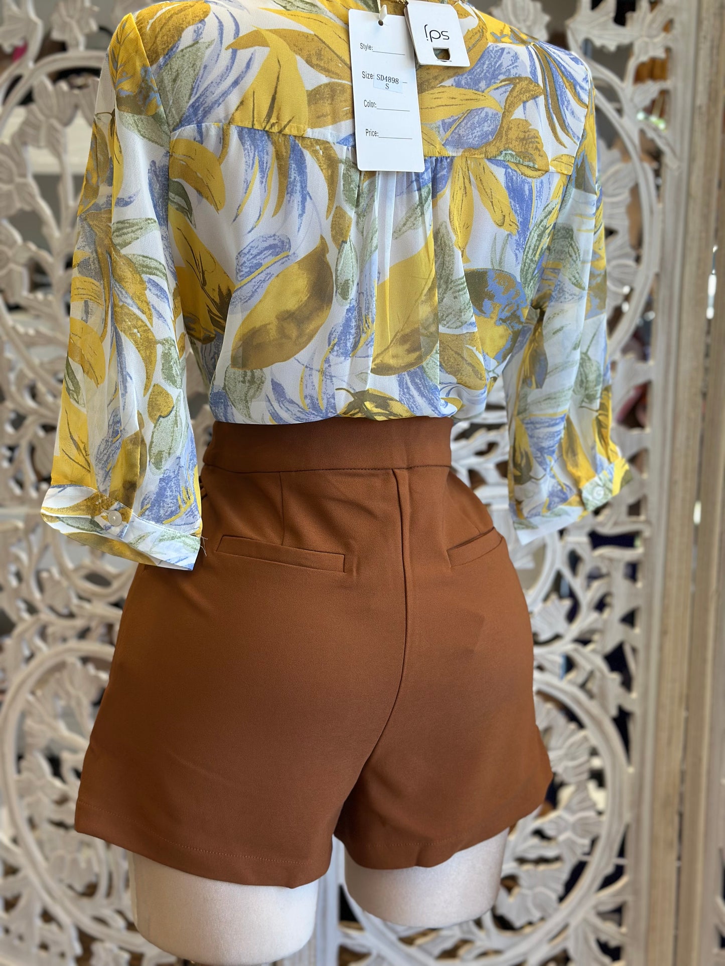 Rust Brass Detail Shorts - Slightly Stretchy, Estira Poco
