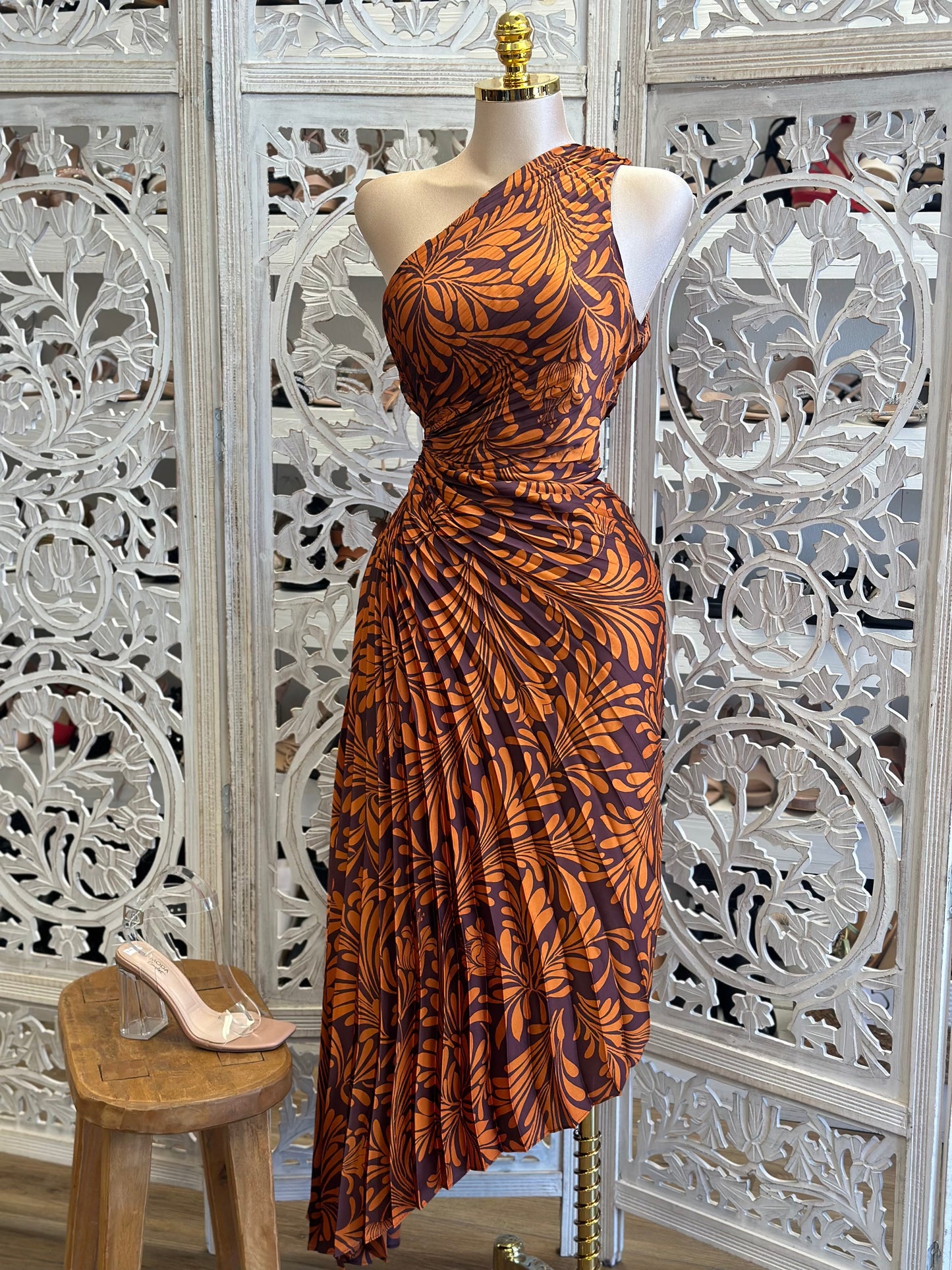 Patterned Pleated Cutout Dress- Slightly Stretchy, Estira Poco