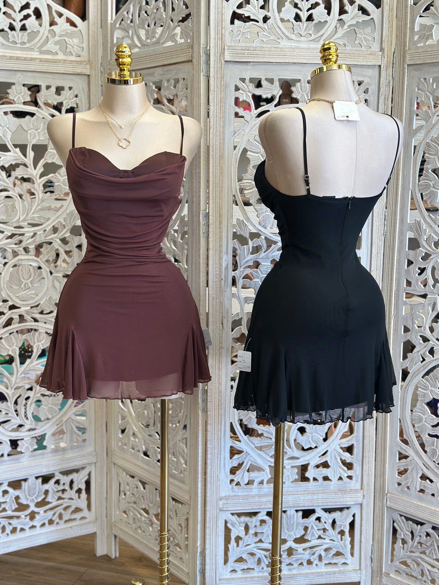 Ruffle Cami Mini Dress - Estira, Stretchy.. viene reducido..