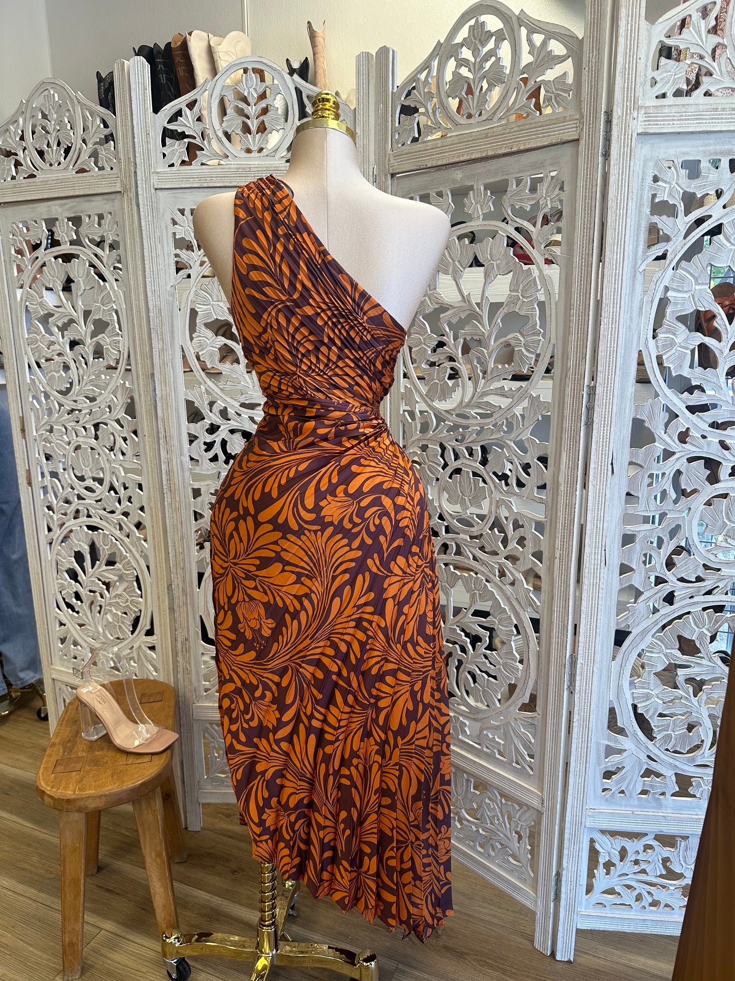Patterned Pleated Cutout Dress- Slightly Stretchy, Estira Poco