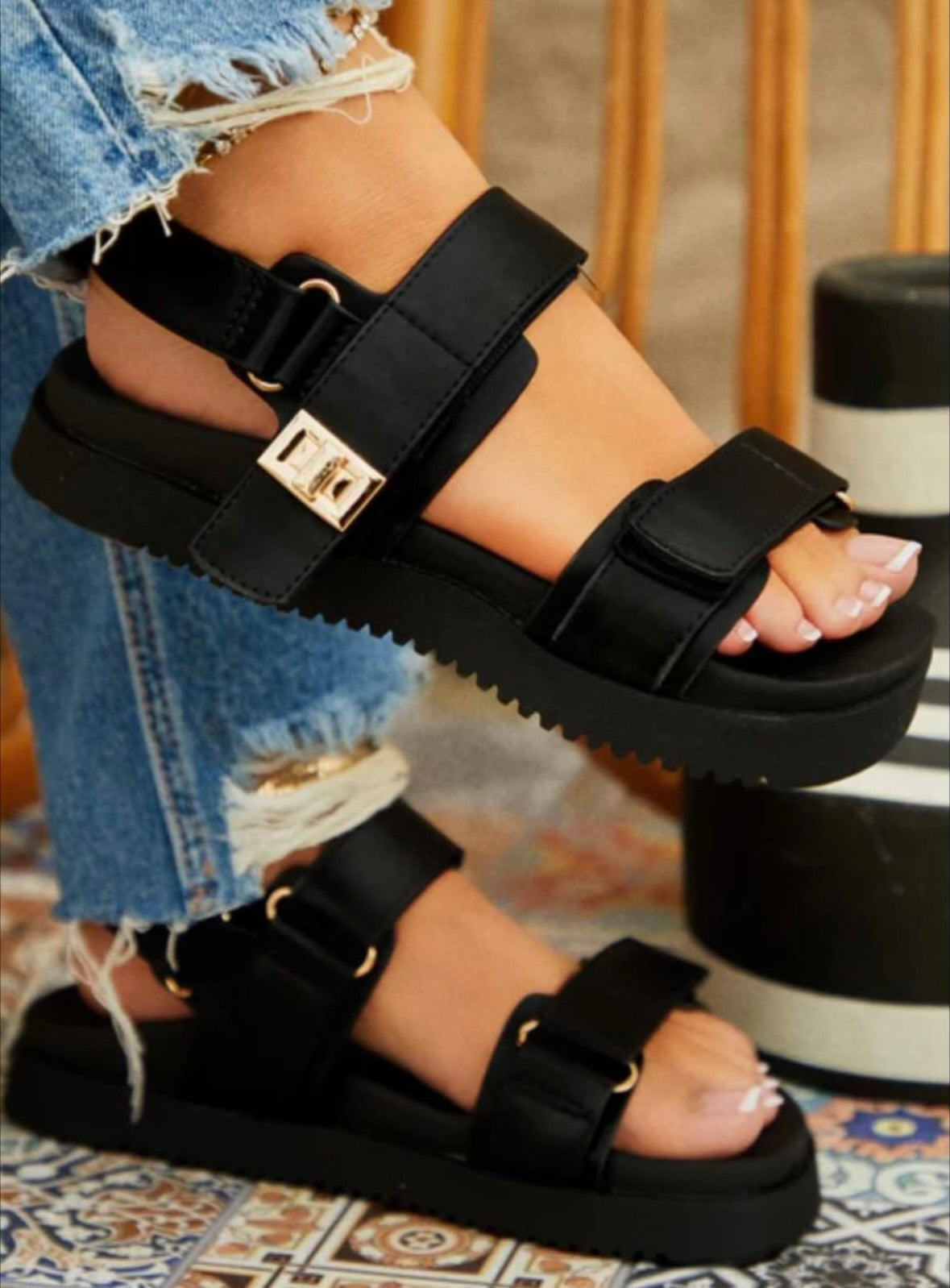 Black buckle strap fashion sandals