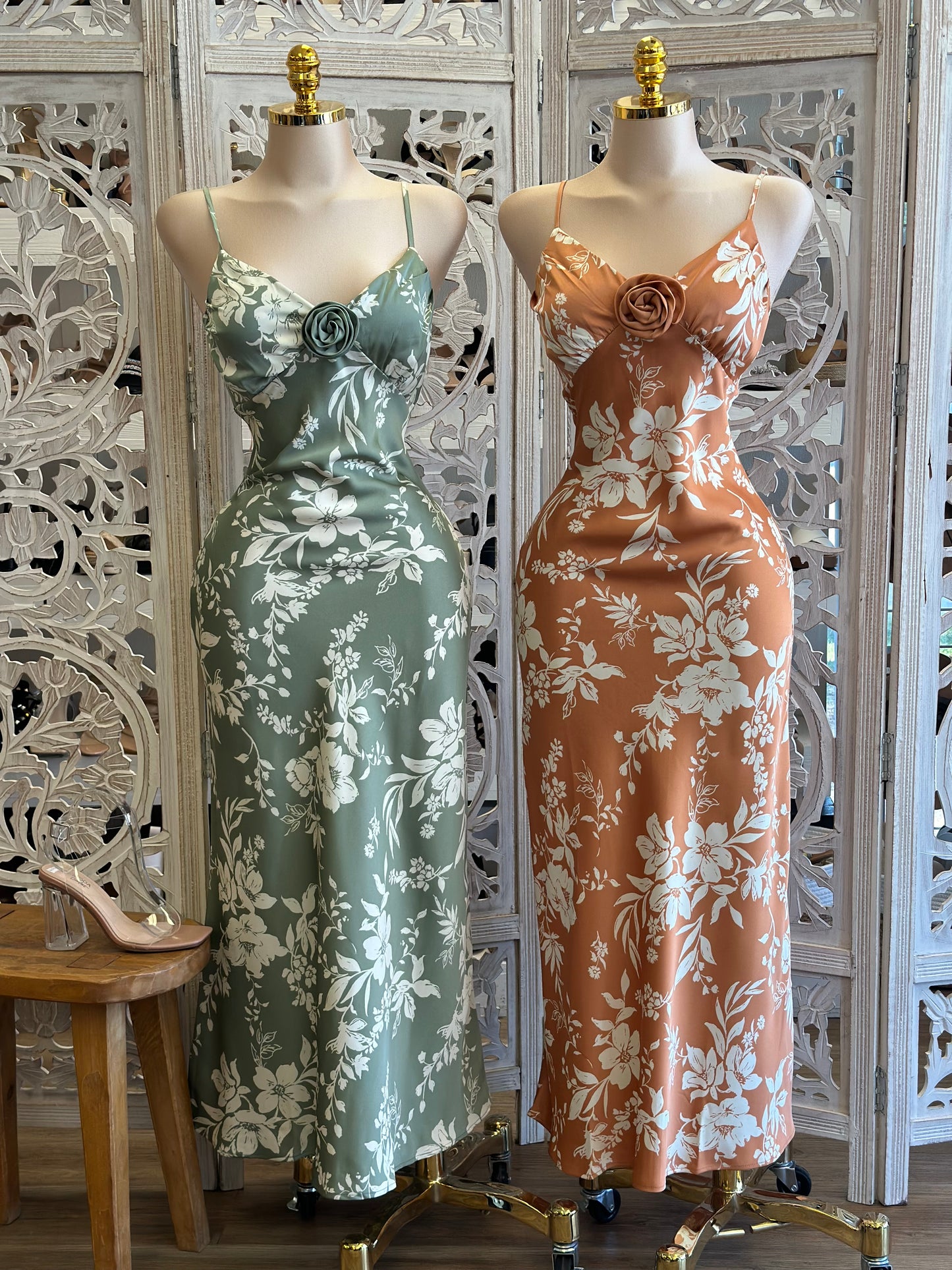 Satin Rose Detail Maxi Dress- Not Stretchy, No Estira