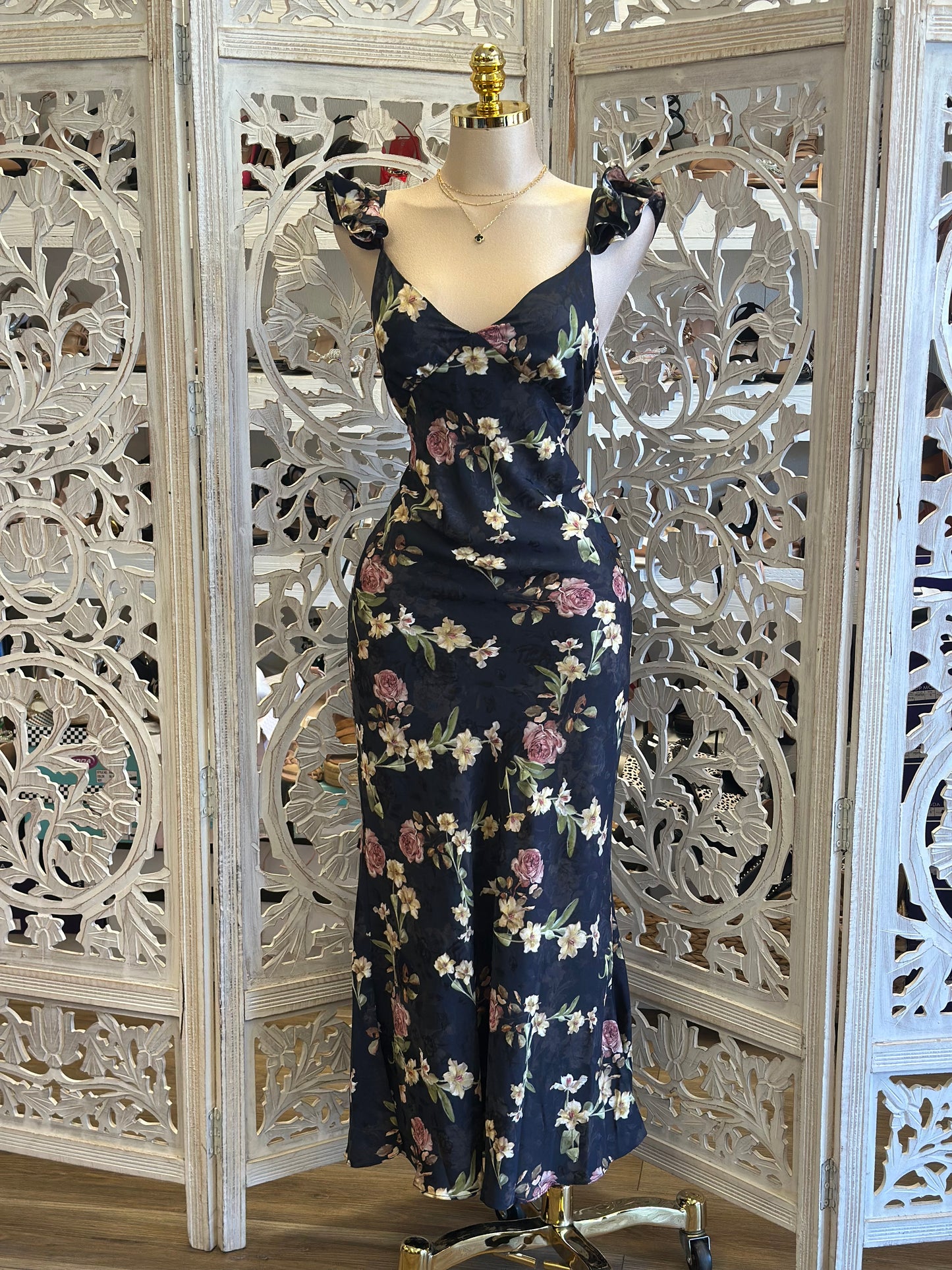 Black Slim Fit Floral Dress-No Estira, Not Stretchy
