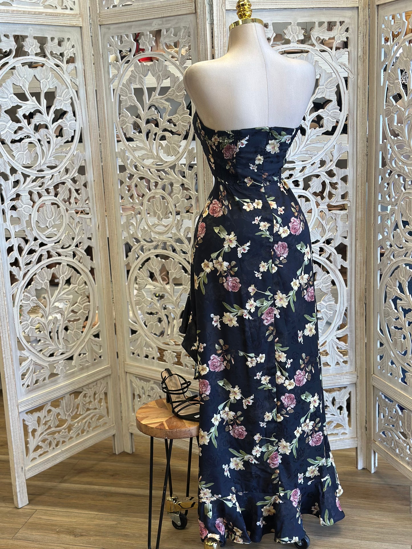 Strapless Ruffle Slit Floral Black Dress-Estira Poco, Slightly Stretchy