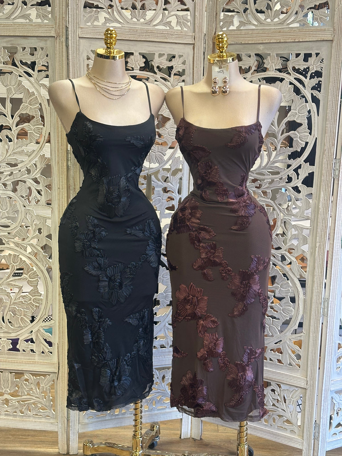 Amoret Textured Floral Midi- Estira Poco, Slightly Stretchy