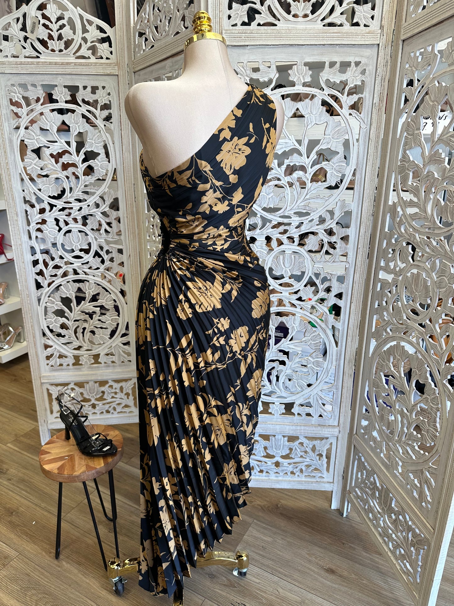 Black Floral Pleated One Sleeve Cutout Dress - No Estira, Not Stretchy