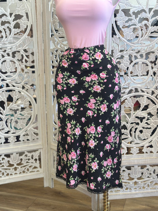 Laura Black Floral Midi Skirt- No Stretchy , No Estira