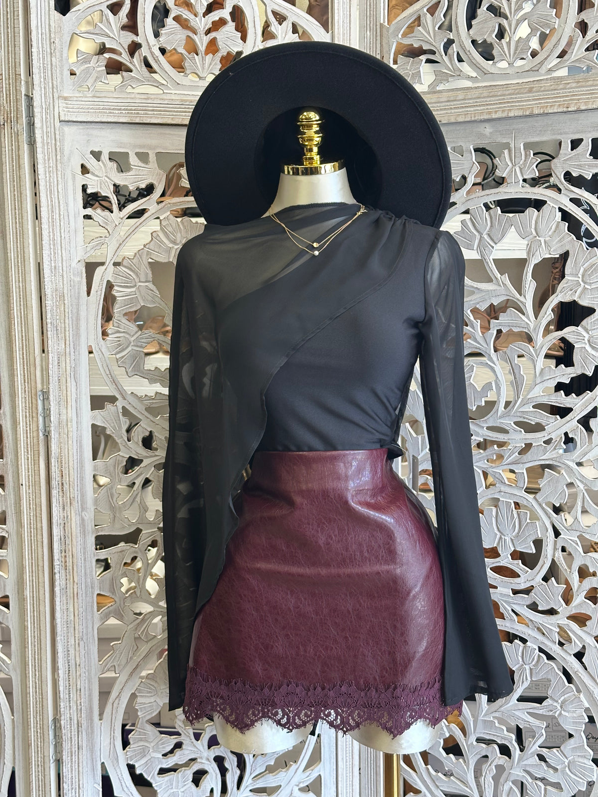 Bordeaux Lace-Trim Mini Skirt- Estira Poco, Slightly Stretchy