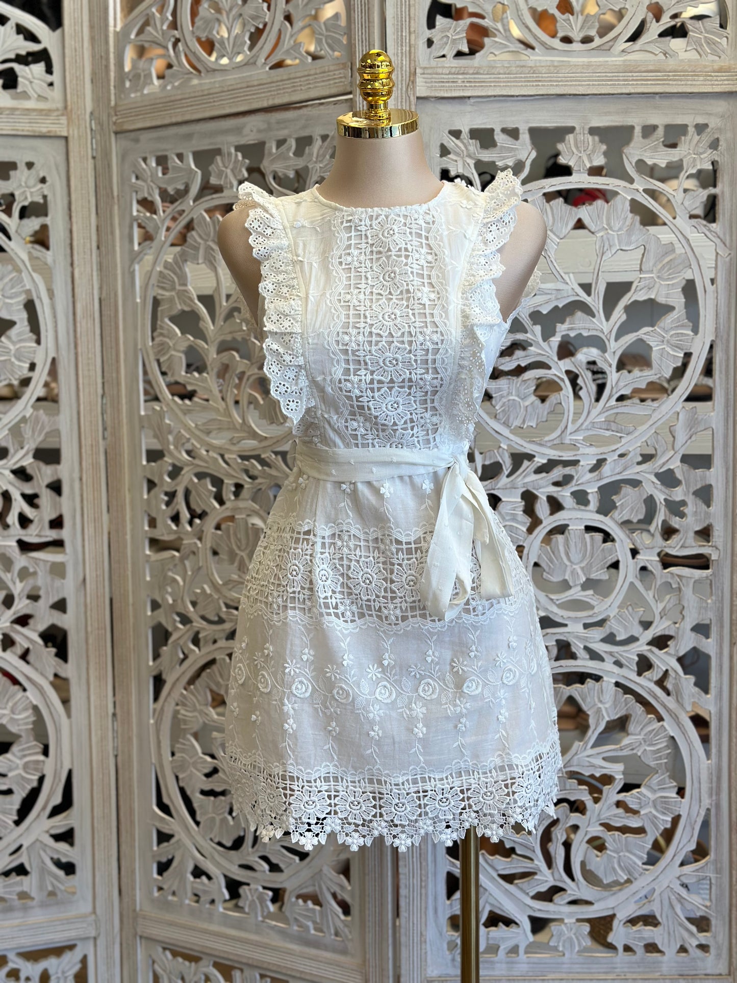 White Lace Ruffle Mini Dress - No Estira, Not Stretchy