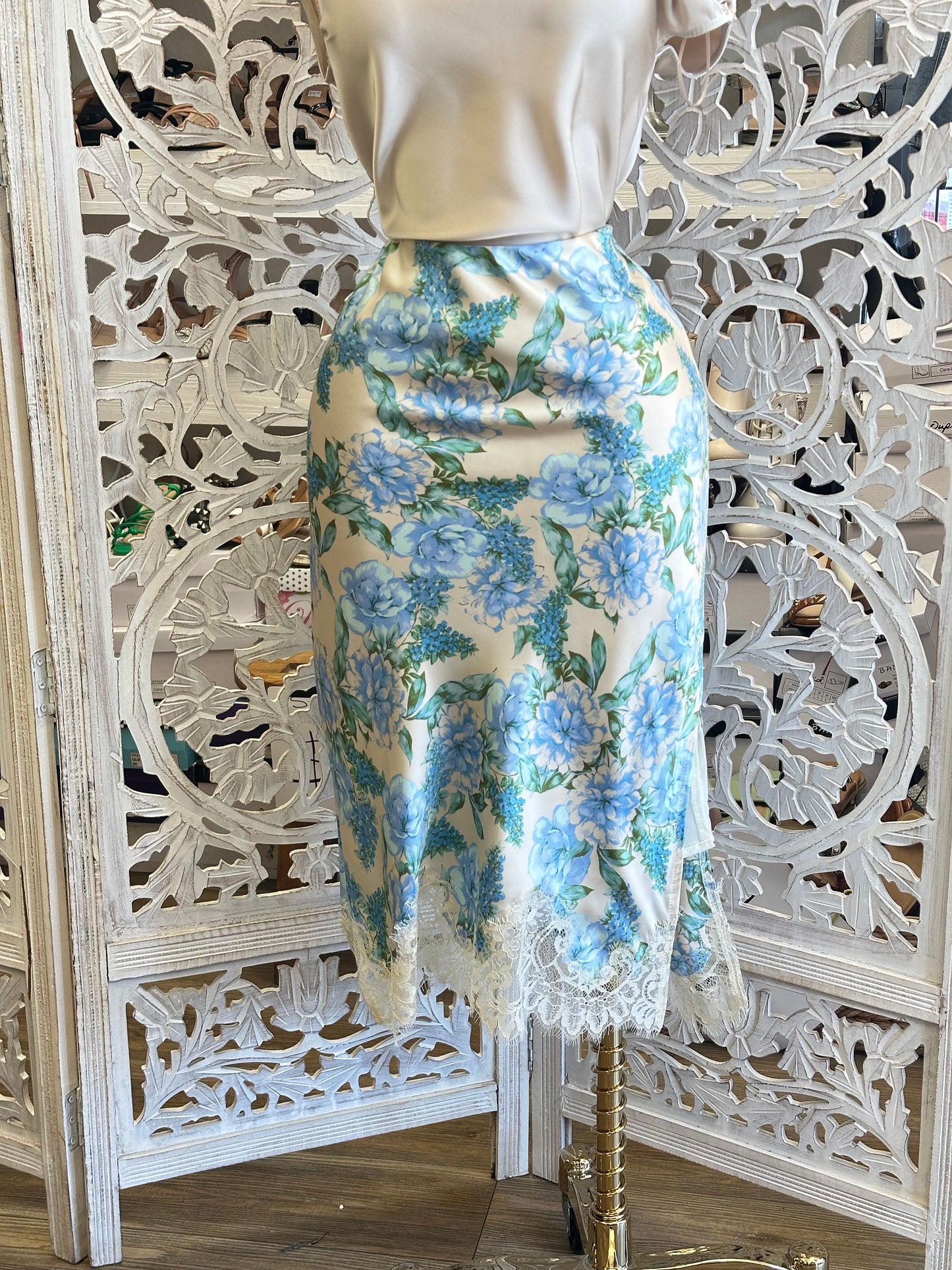 Porcelain Floral Lace Midi Skirt- No Estira , Not Stretchy