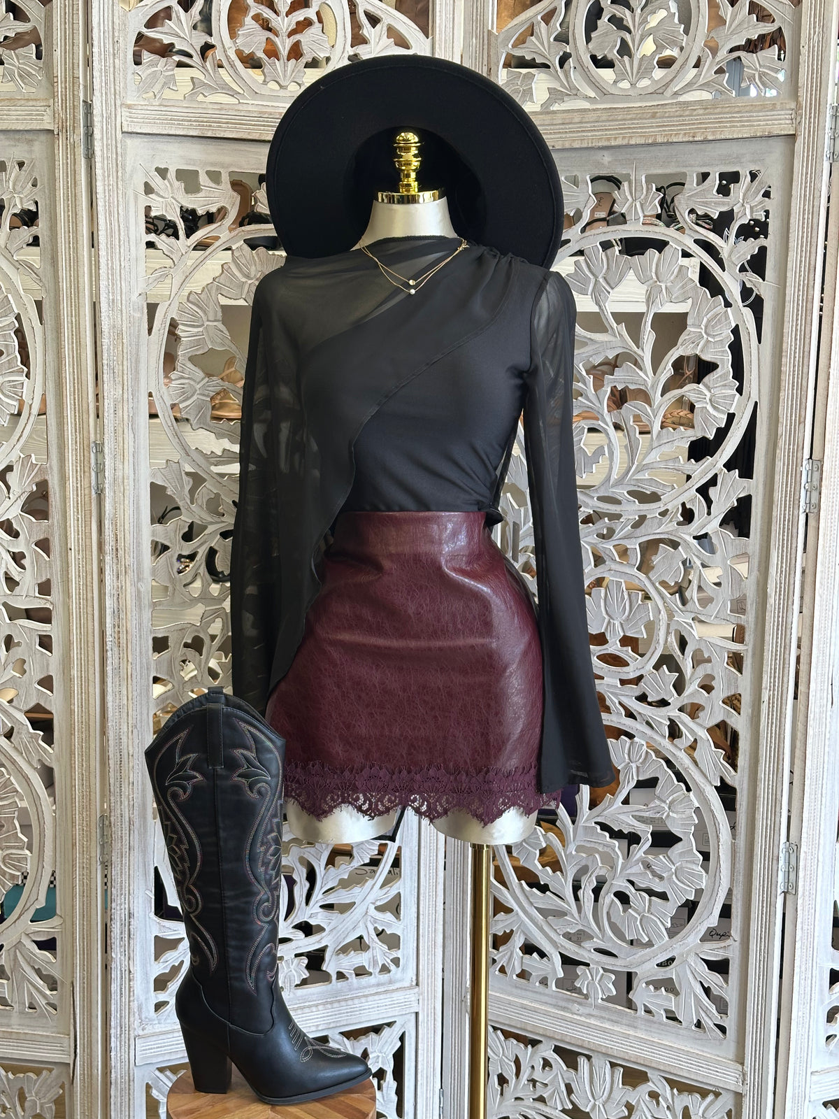 Bordeaux Lace-Trim Mini Skirt- Estira Poco, Slightly Stretchy
