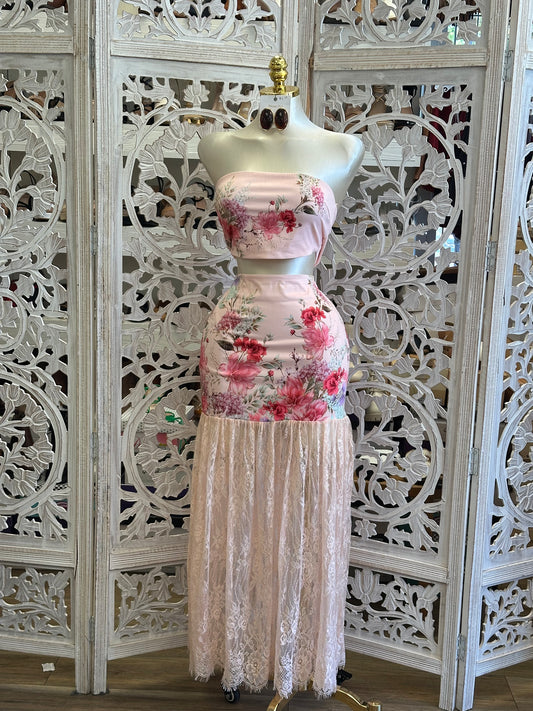 Pale Pink Lace Floral Set- Slightly Stretchy, Estira Poco