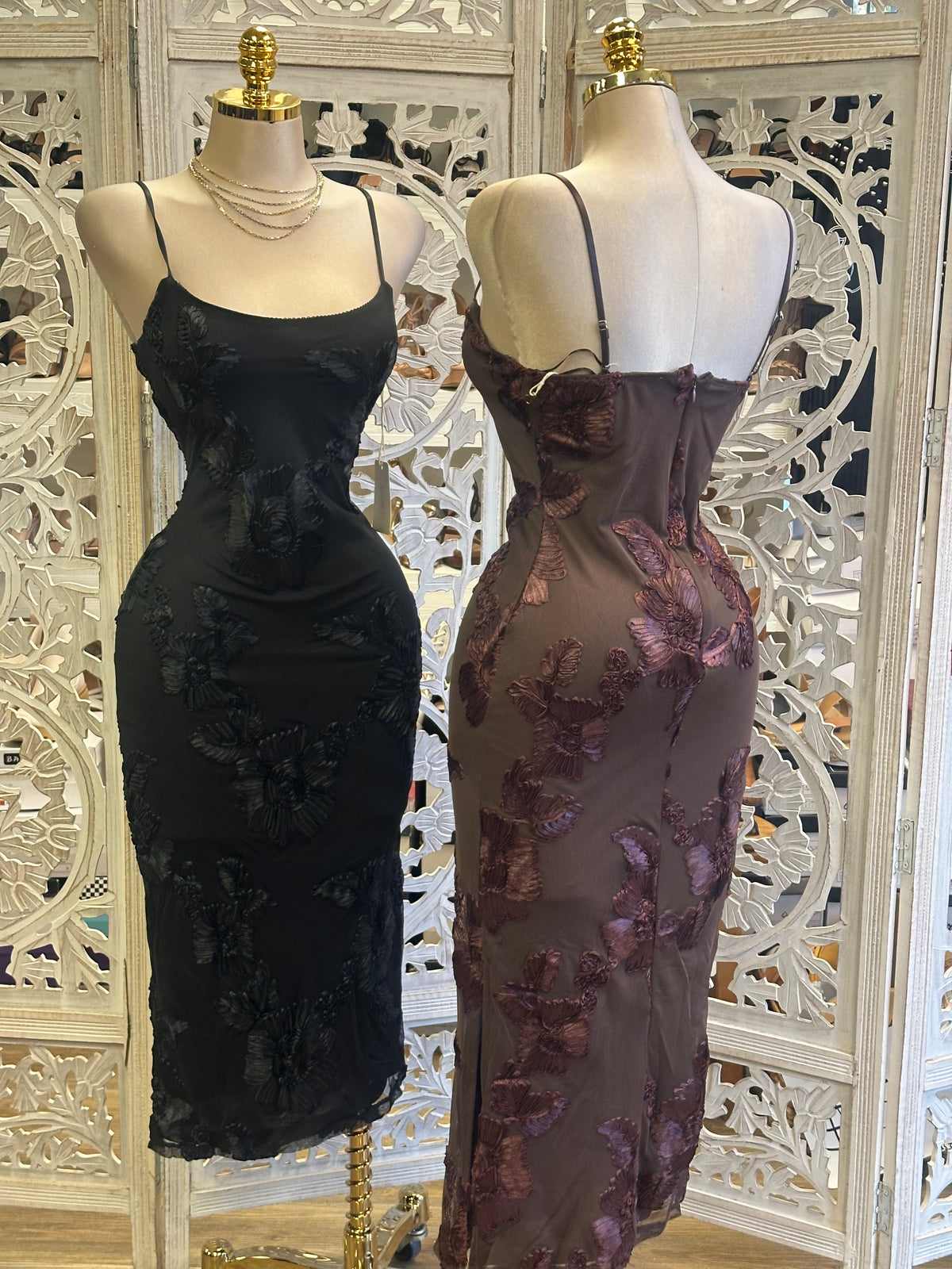 Amoret Textured Floral Midi- Estira Poco, Slightly Stretchy