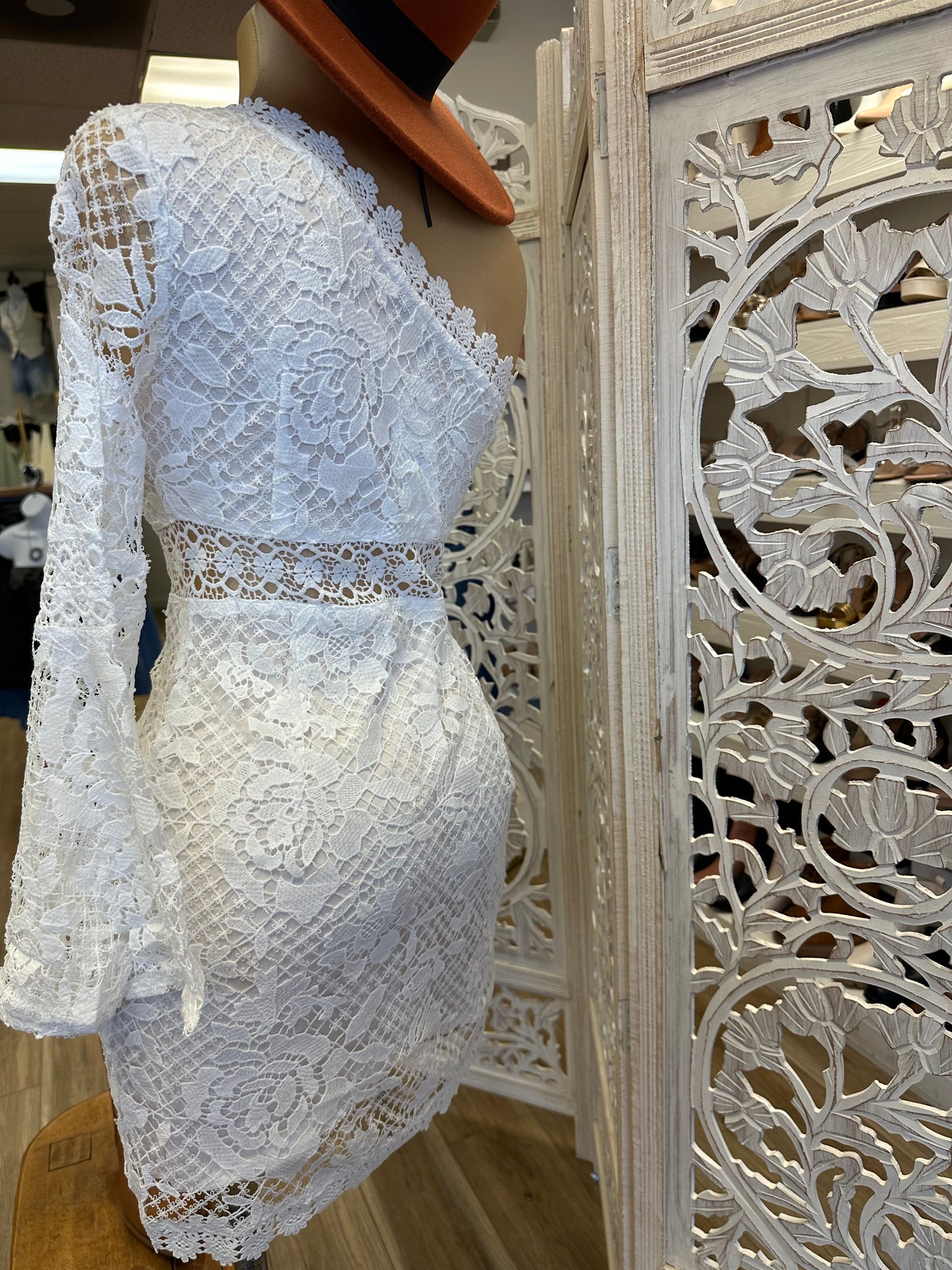 White Lace One Shoulder Mini Dress- Not Stretchy 100 % poliéster