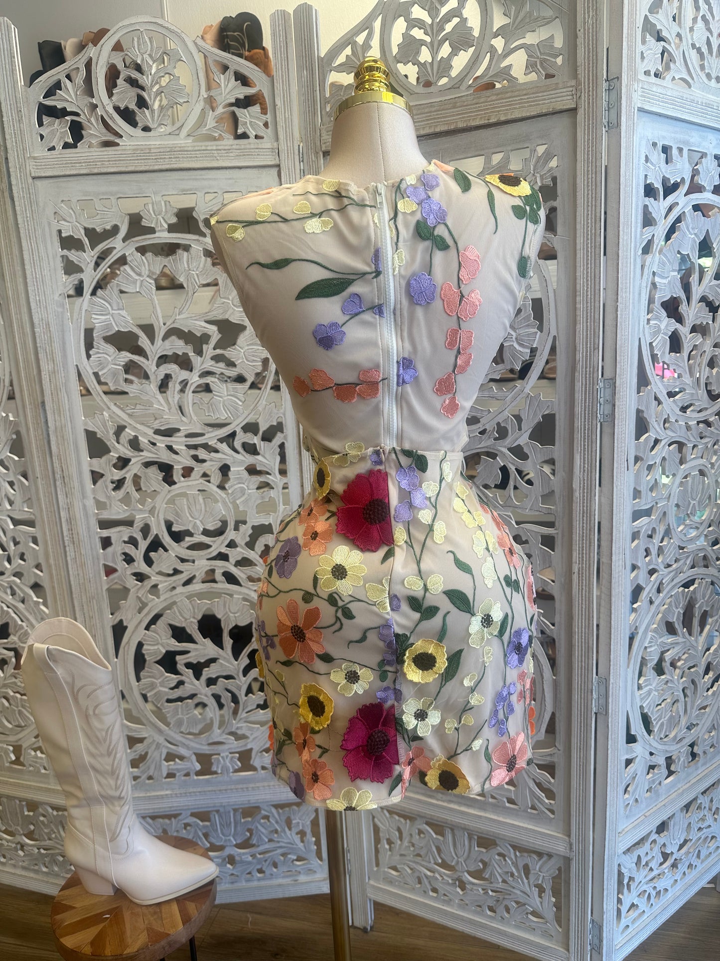 Embroidered Floral Nude Dress - No Estira, Not Stretchy