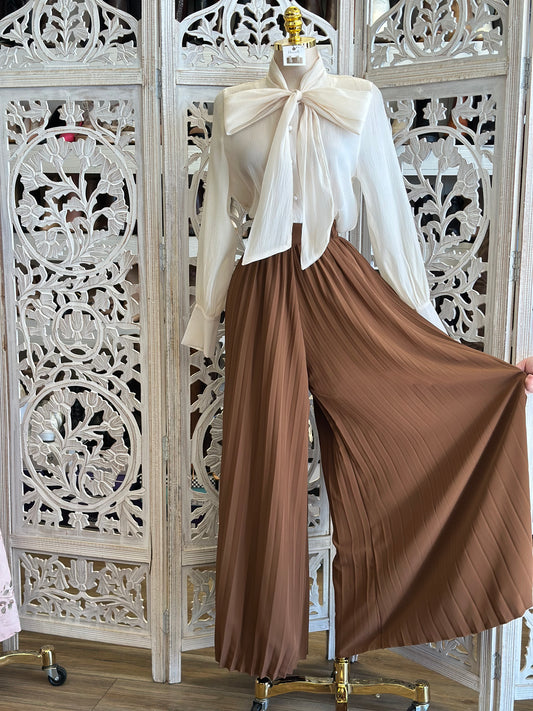 Pleated Wide Leg Pants - Estira Mucho, Very Stretchy