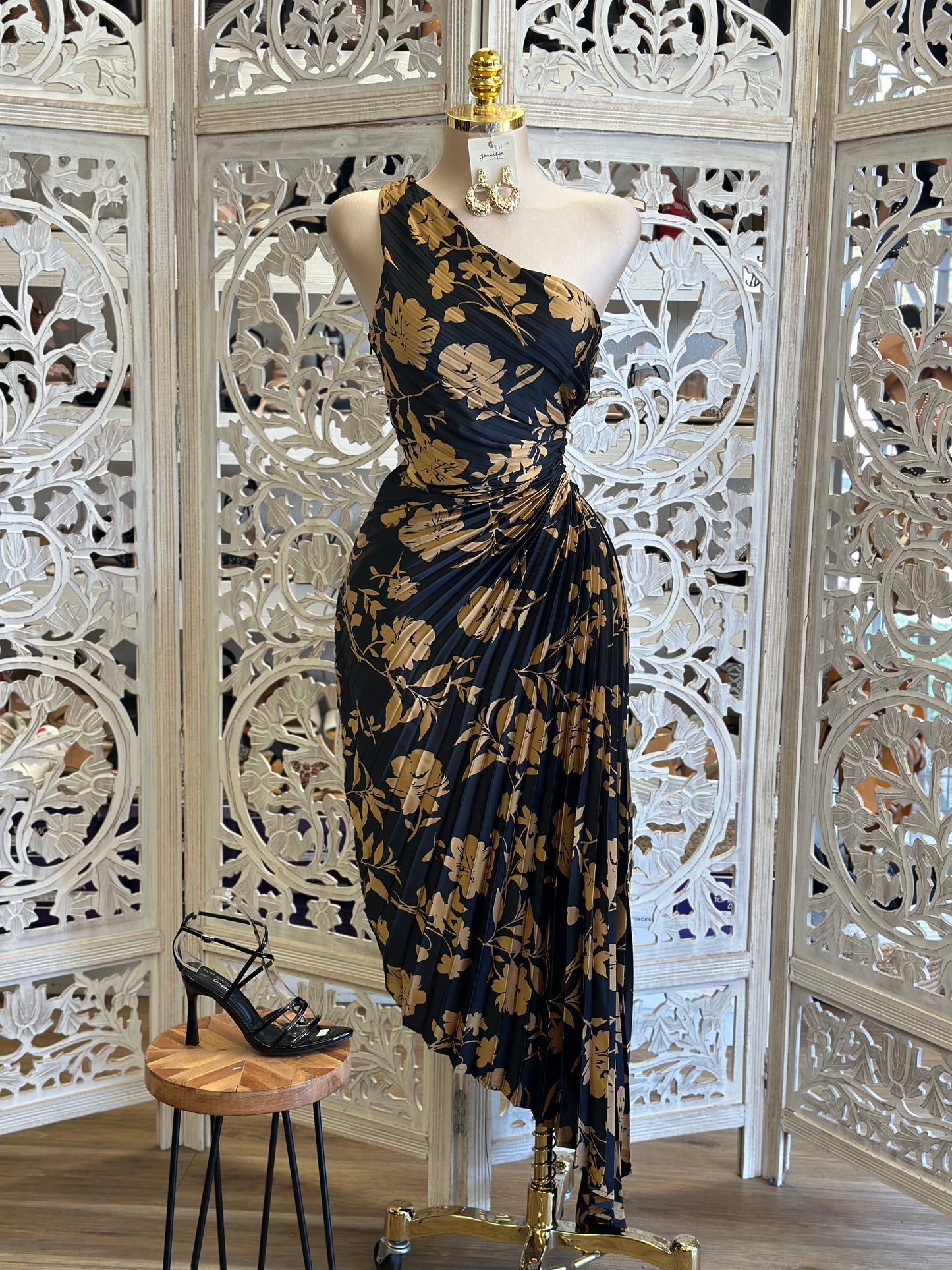 Black Floral Pleated One Sleeve Cutout Dress - No Estira, Not Stretchy
