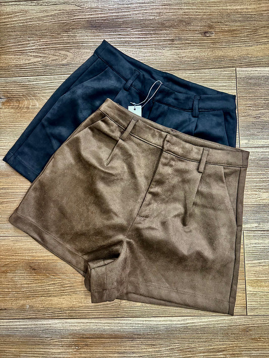Suede High Rise Mini Shorts- slightly stretchy, estira poco
