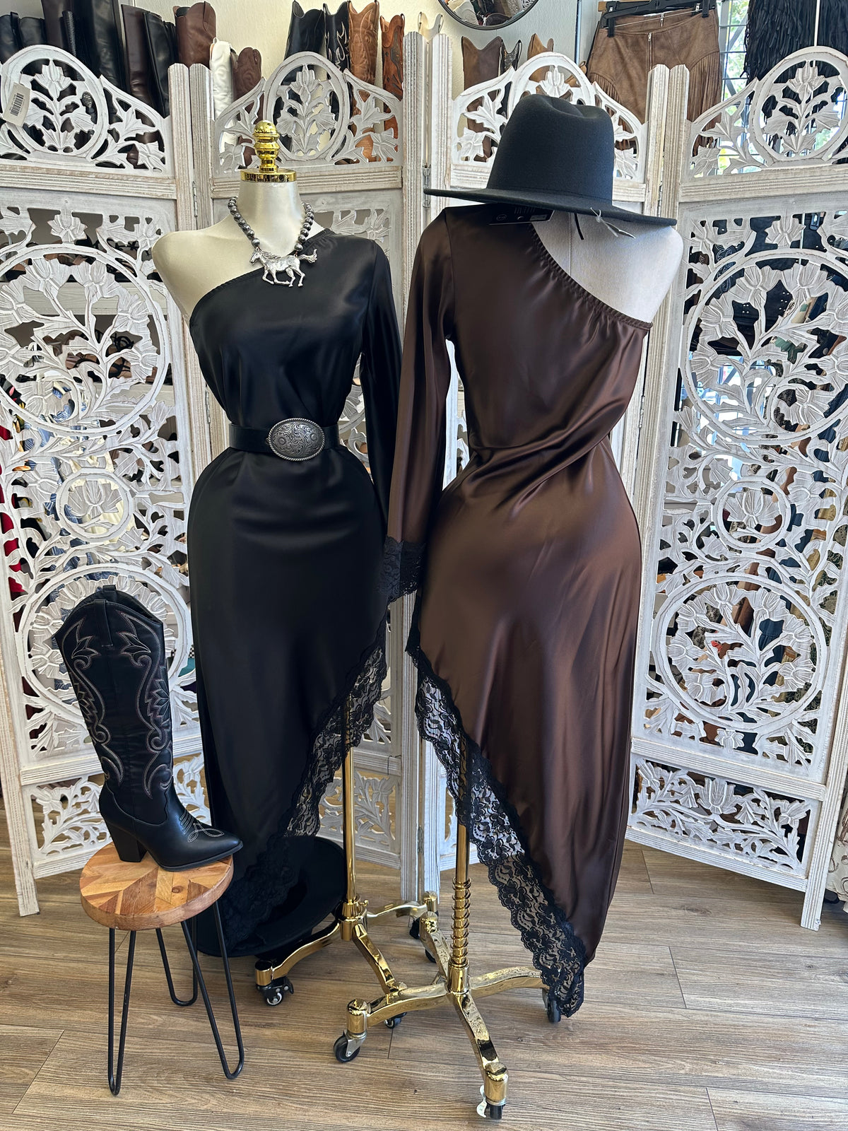 Sedona One-Sleeve Midi Dress- Estira Poco, Slightly Stretchy